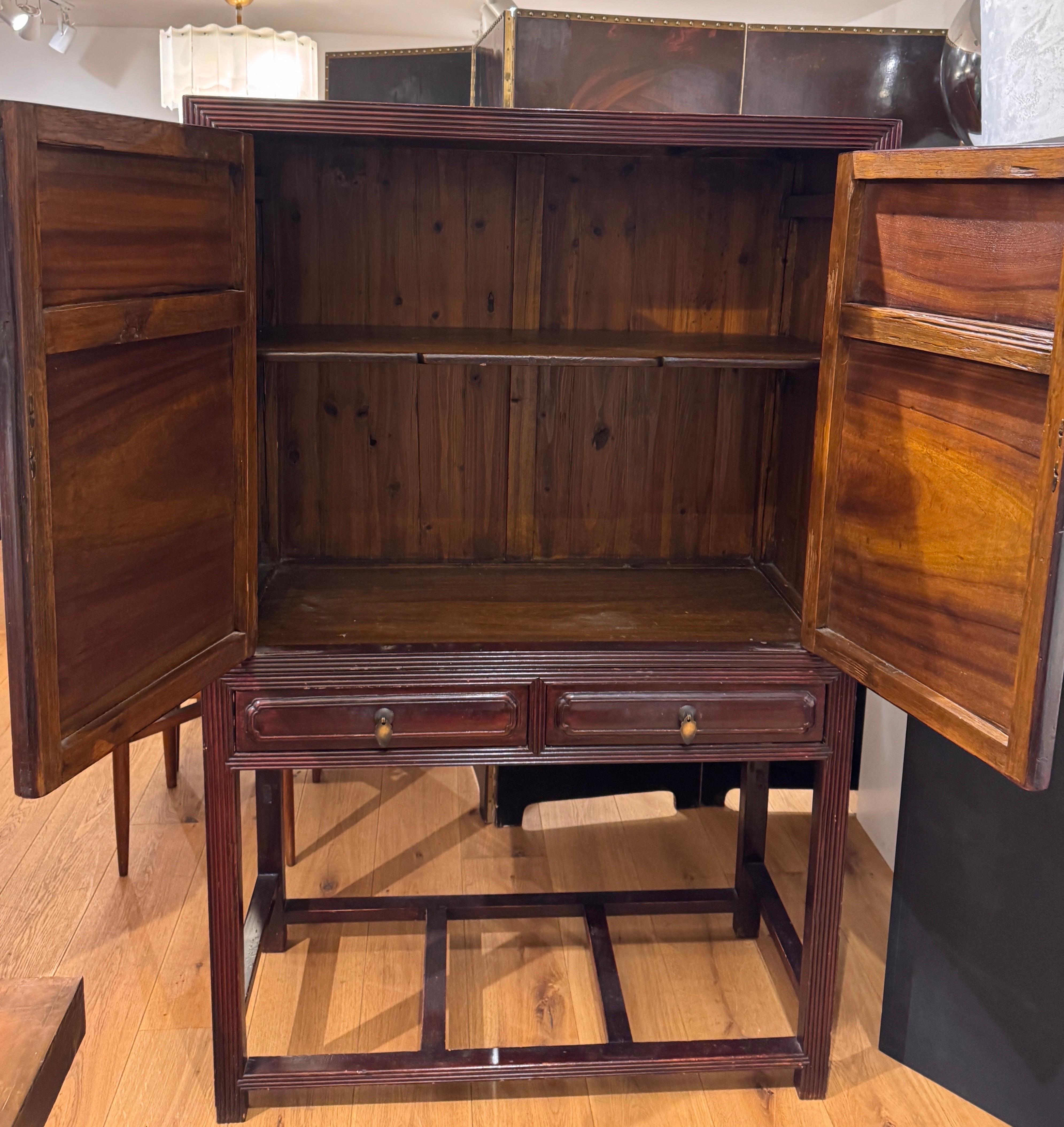 Un armario chino de principios del siglo XIX en Bueno estado para la venta en London, GB