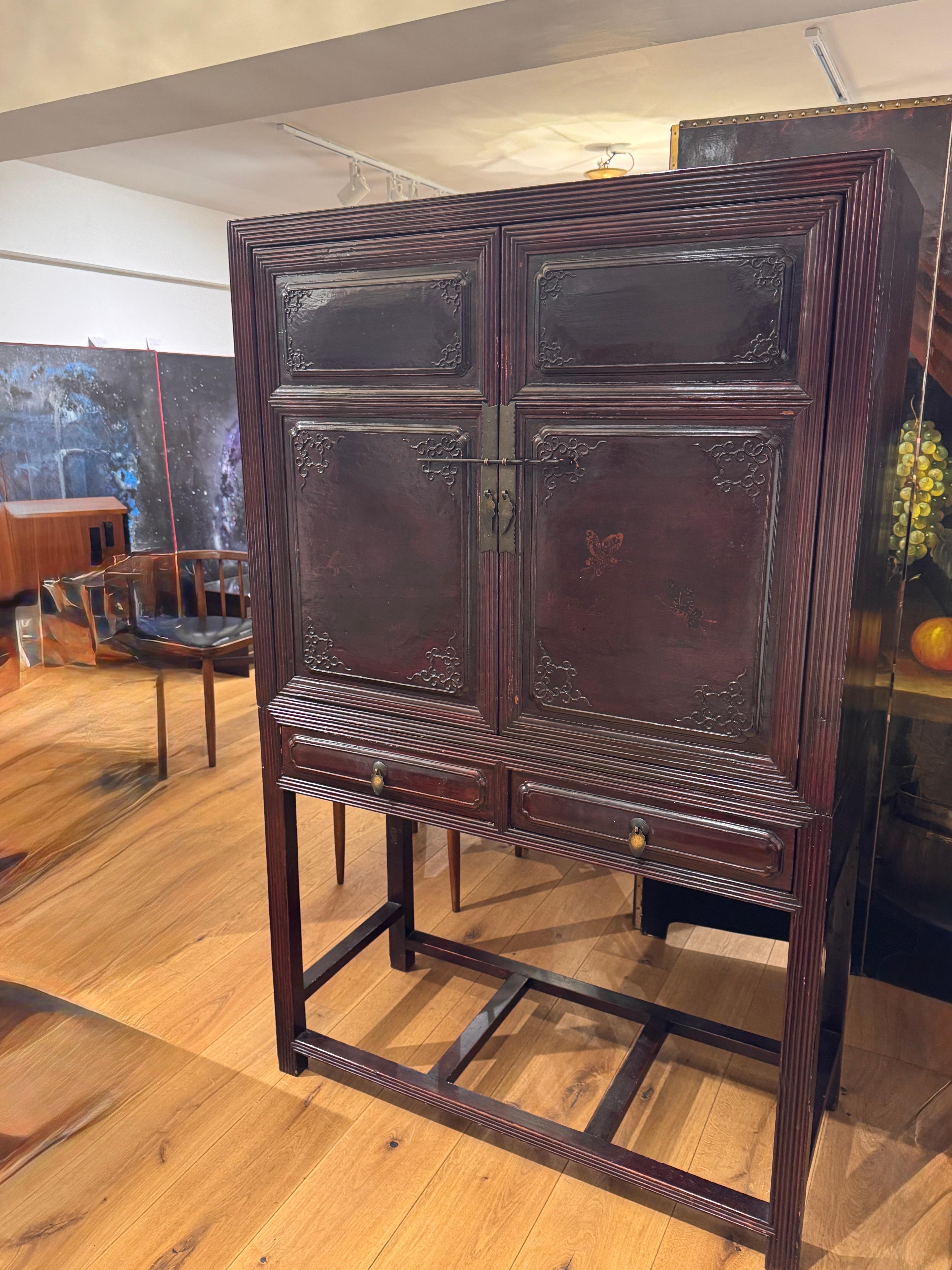 Un armario chino de principios del siglo XIX en venta 2