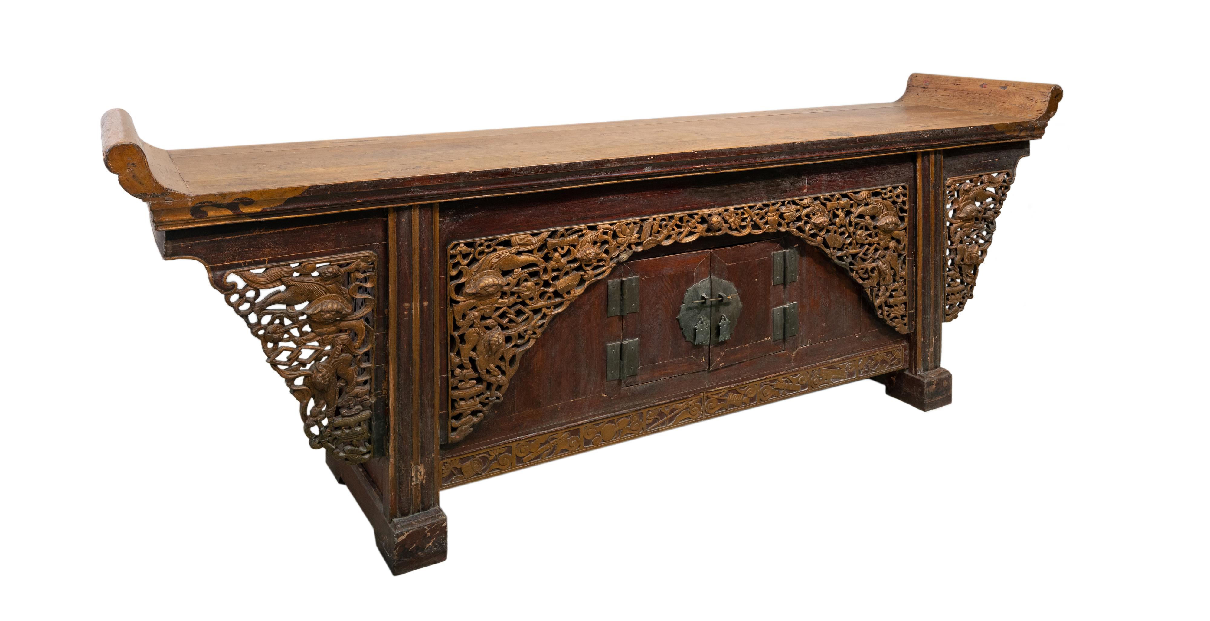 Qing Early 19th Century Chinese Large Sideboard with Everted Ends For Sale