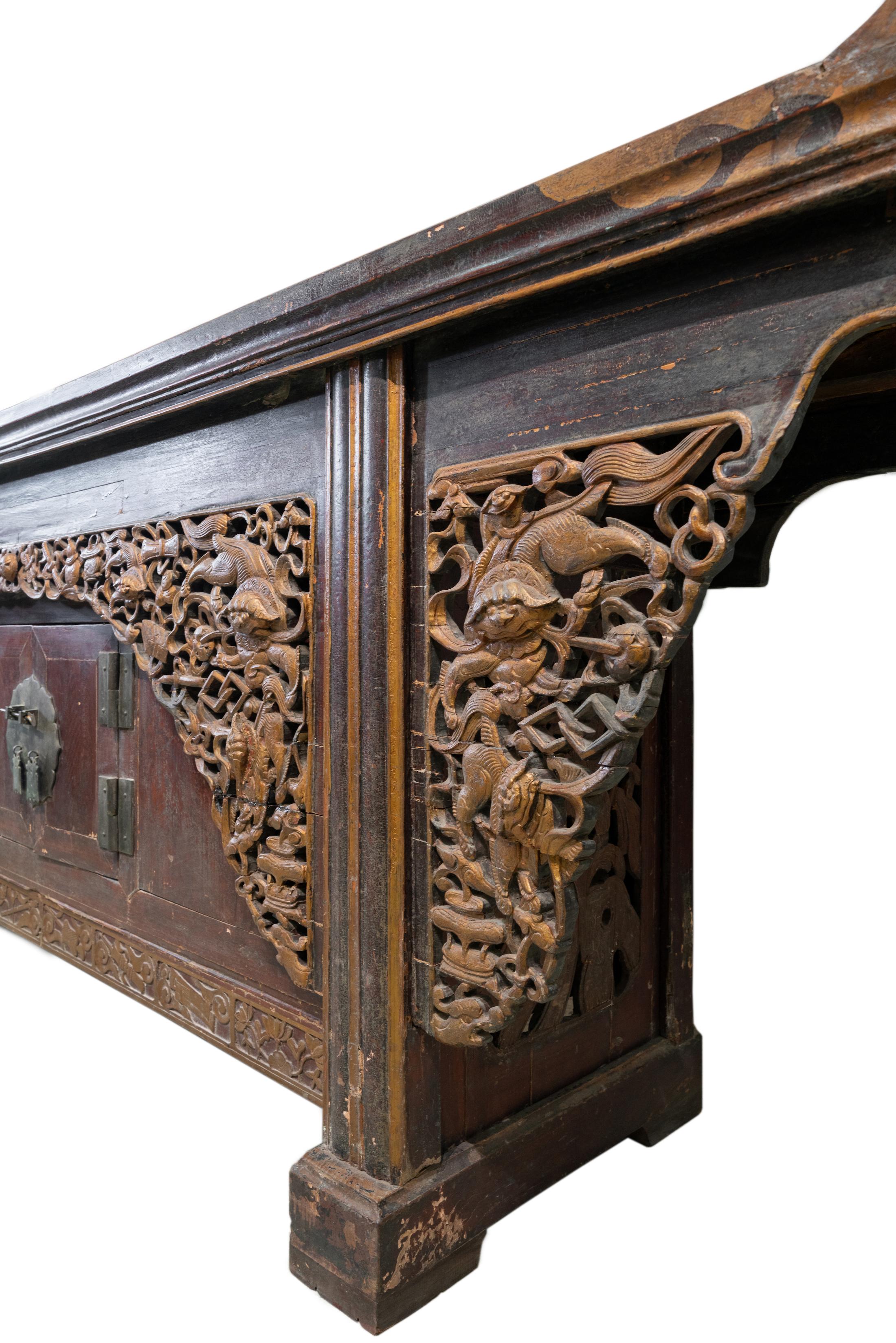 Early 19th Century Chinese Large Sideboard with Everted Ends In Good Condition For Sale In Singapore, SG
