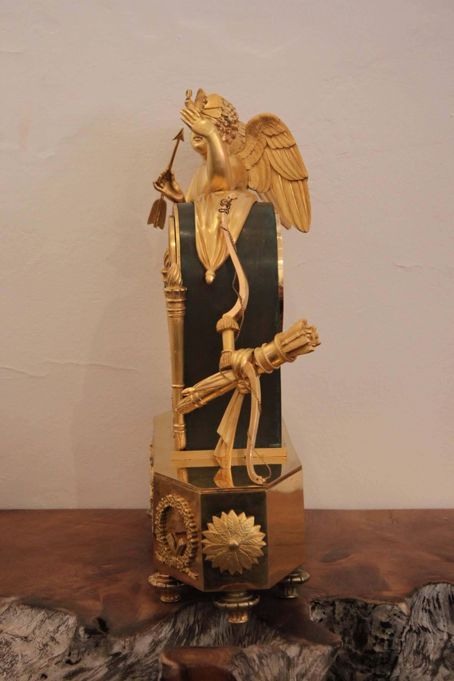 An Early 19th Century Cupidon Gilt Bronze Clock In Good Condition In Marseille, FR