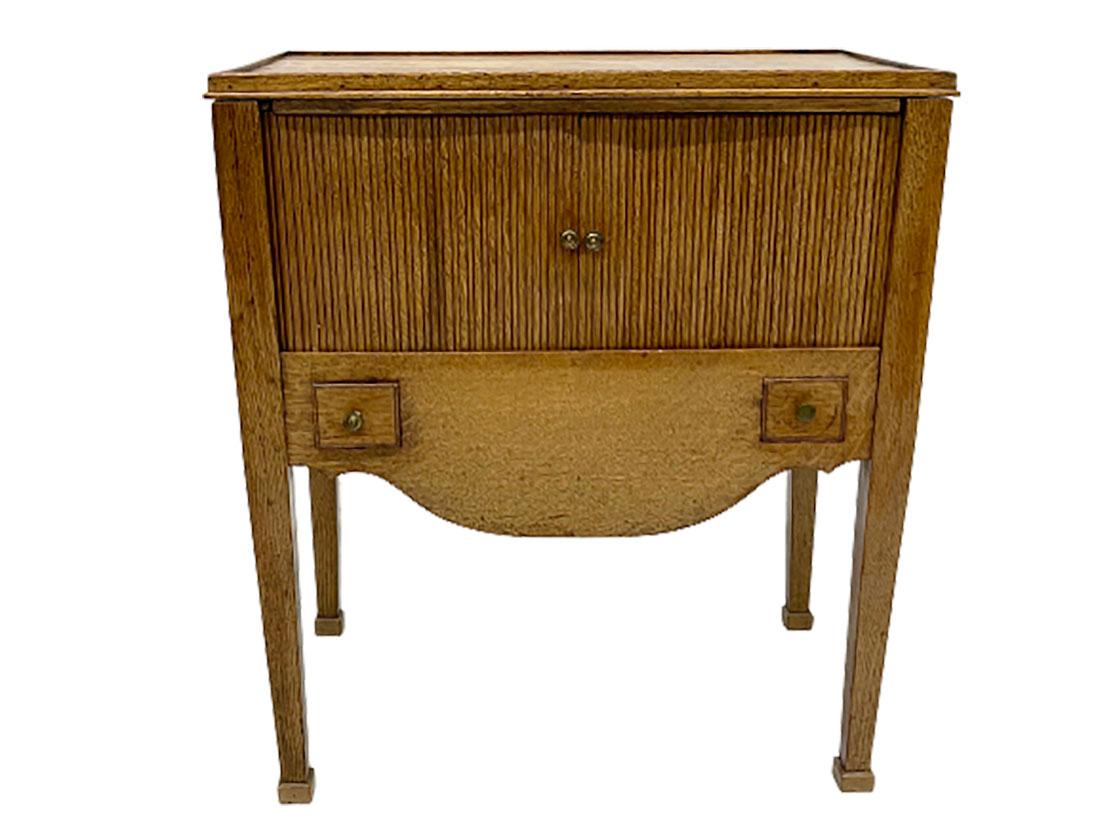 Table d'appoint en chêne du début du XIXe siècle

Table d'appoint en chêne du début du 19e siècle, avec portes à tambour et 2 petits tiroirs.
Anciennement un meuble de poterie antique, caché sous une étagère.
La table a un rabat qui monte et