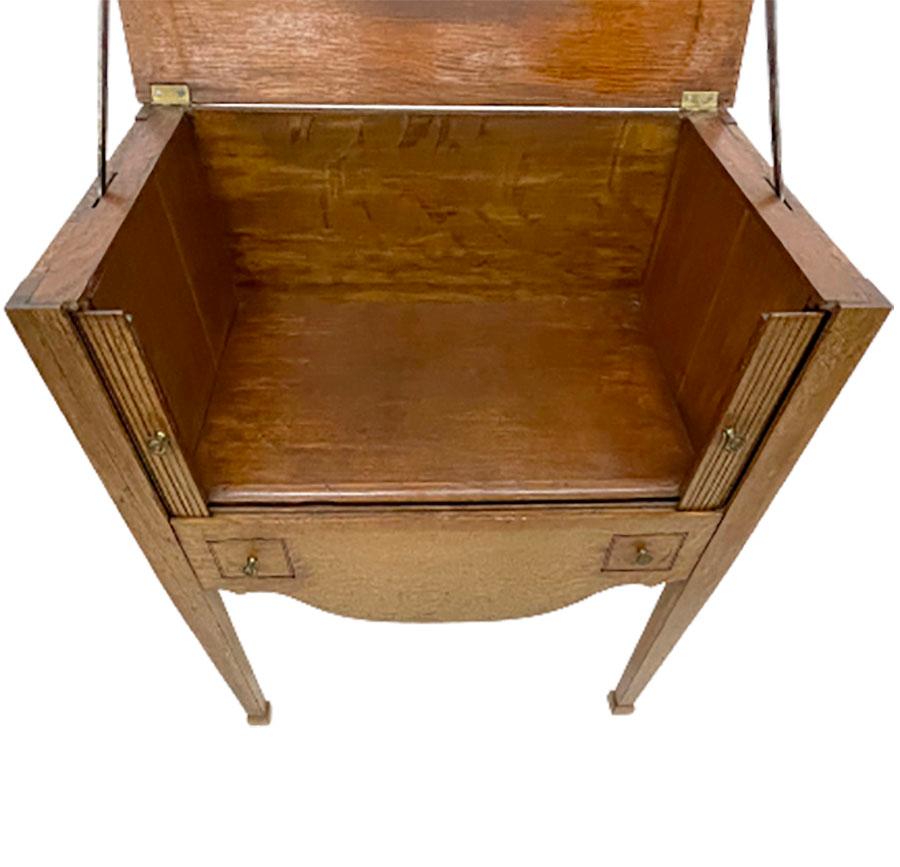 Early 19th Century Dutch Oak Side Table For Sale 5