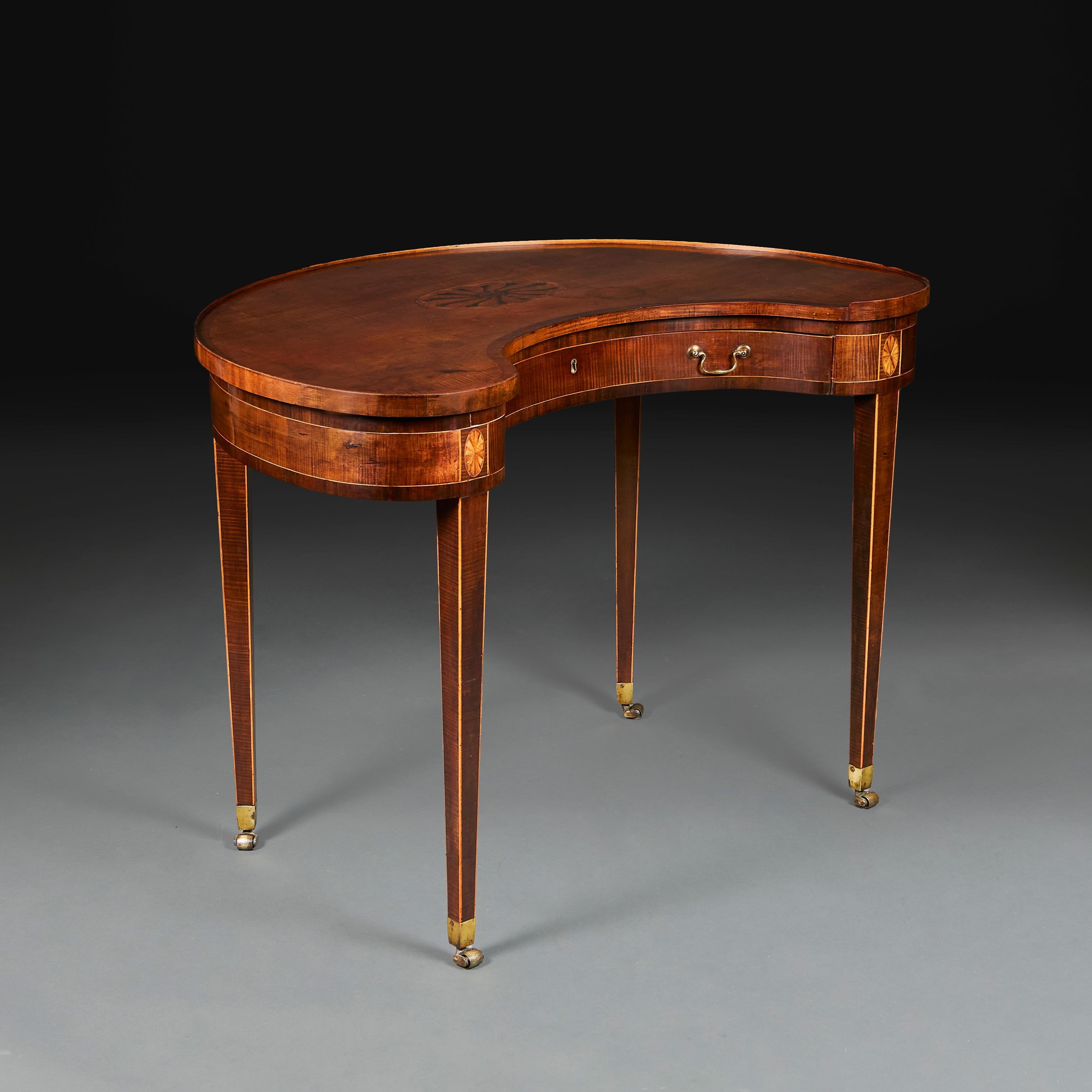 An Early 19th Century English Kidney Shape Writing Table or Desk In Good Condition In London, GB