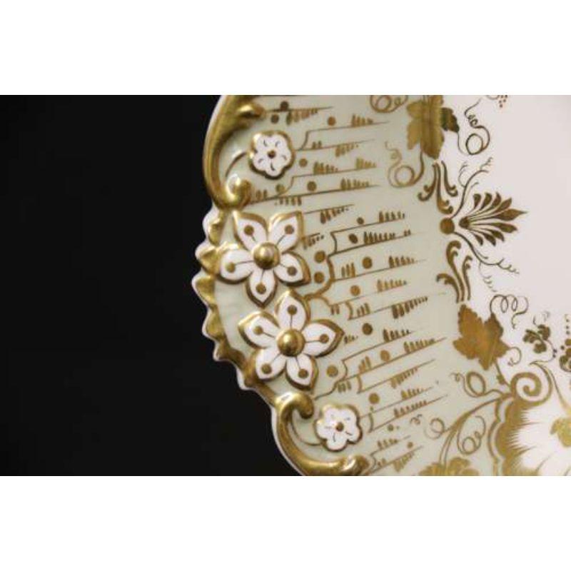 Porcelaine Un objet anglais du début du 19e siècle  porcelaine  peint à la main  plat en porcelaine Davenport Porcelain en vente