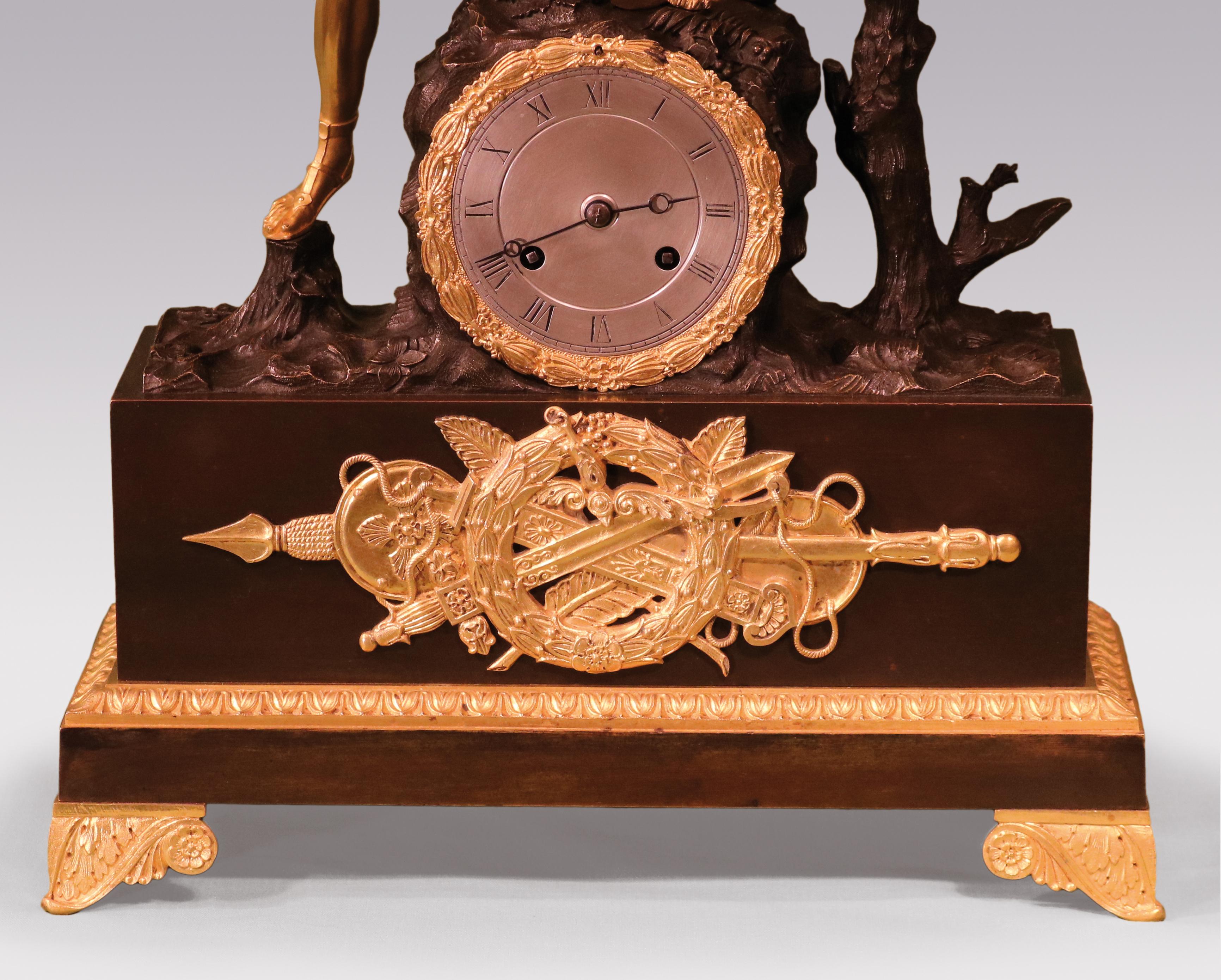 Français Pendule de cheminée française de 8 jours en bronze et bronze doré du début du XIXe siècle en vente