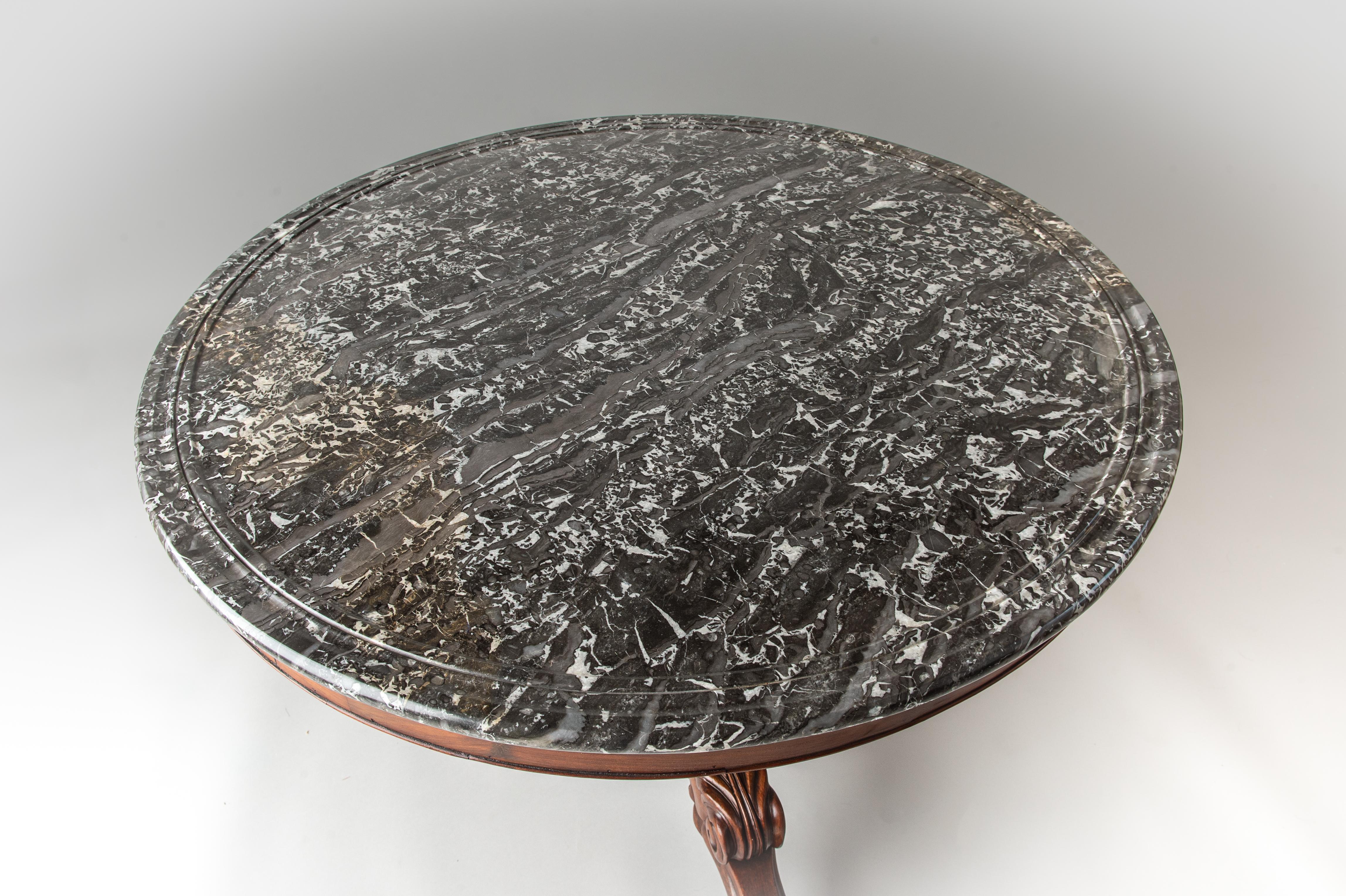 Ein französischer Gueridion-Tisch mit Marmorplatte aus dem frühen 19. Jahrhundert, bei dem die ursprüngliche Marmorplatte mit ihrem geformten Rand erhalten ist. Der Tisch hat einen Sockel aus kubanischem Mahagoni mit einer geriffelten Vasensäule und
