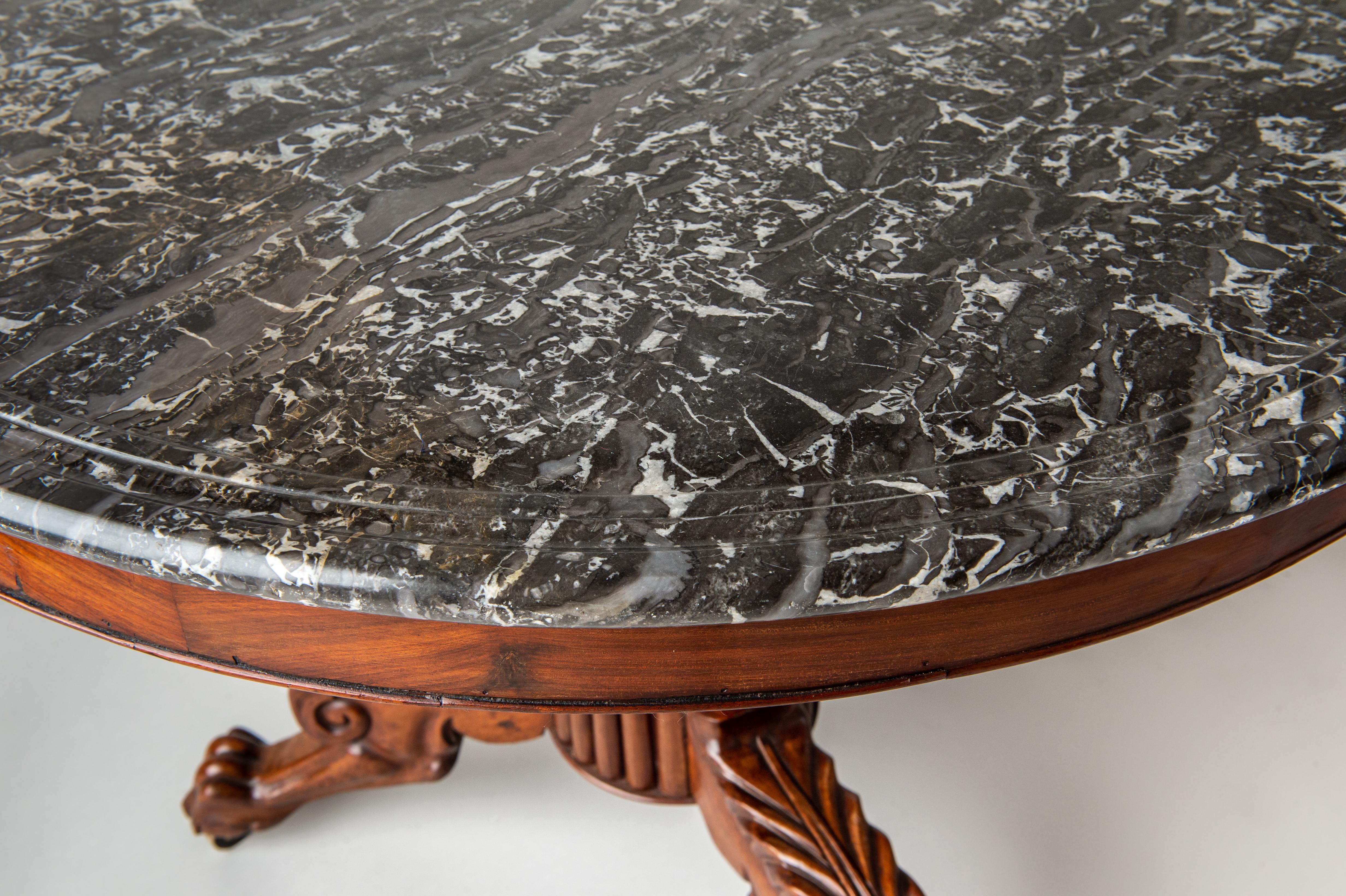 Französischer Gueridon-Tisch mit Marmorplatte aus dem frühen 19. Jahrhundert im Angebot 1