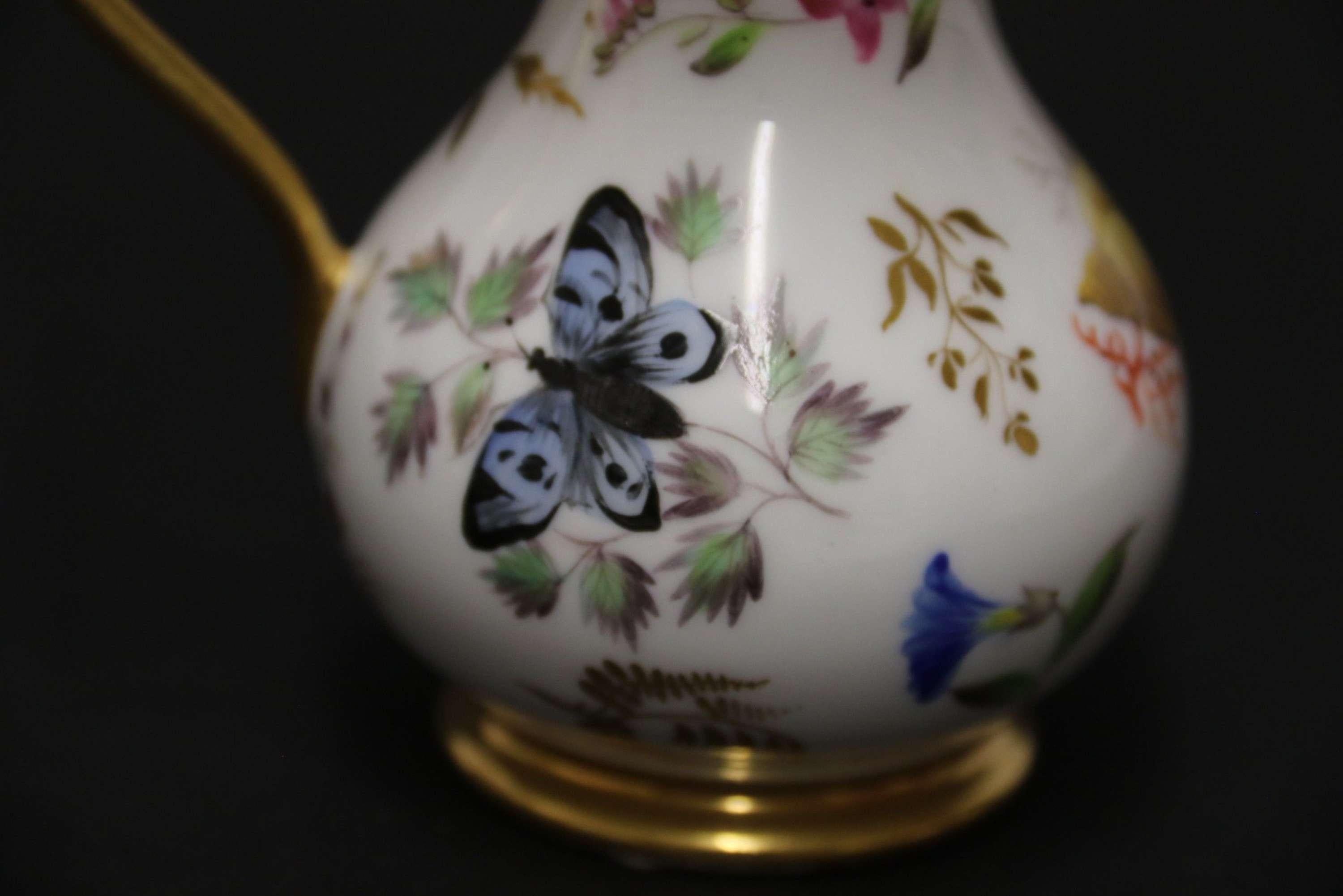 Eine französische Miniatur-Porzellankanne aus dem frühen 19. (Louis Philippe) im Angebot