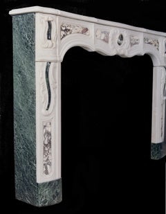 Un caminetto francese provenzale in marmo bianco dell'inizio del XIX secolo