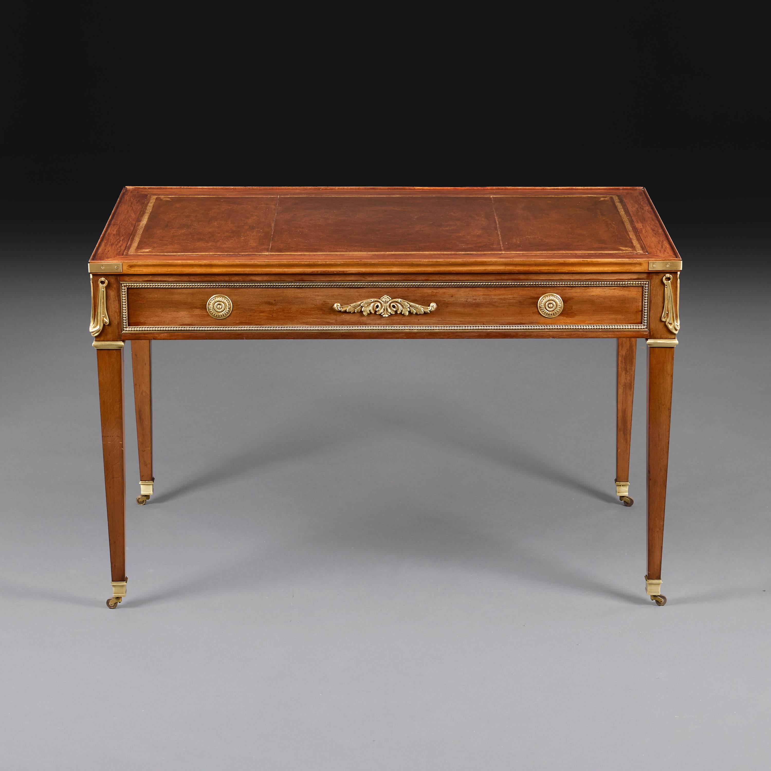 Frankreich, um 1840

Eine außergewöhnliche frühen neunzehnten Jahrhunderts goncalo alves tric trac Tisch, mit vergoldeten Ormolu Beschläge und stilisierten swags an den Ecken, mit Satinwood Backgammon Spielfläche im Inneren, eine einzelne Eiche
