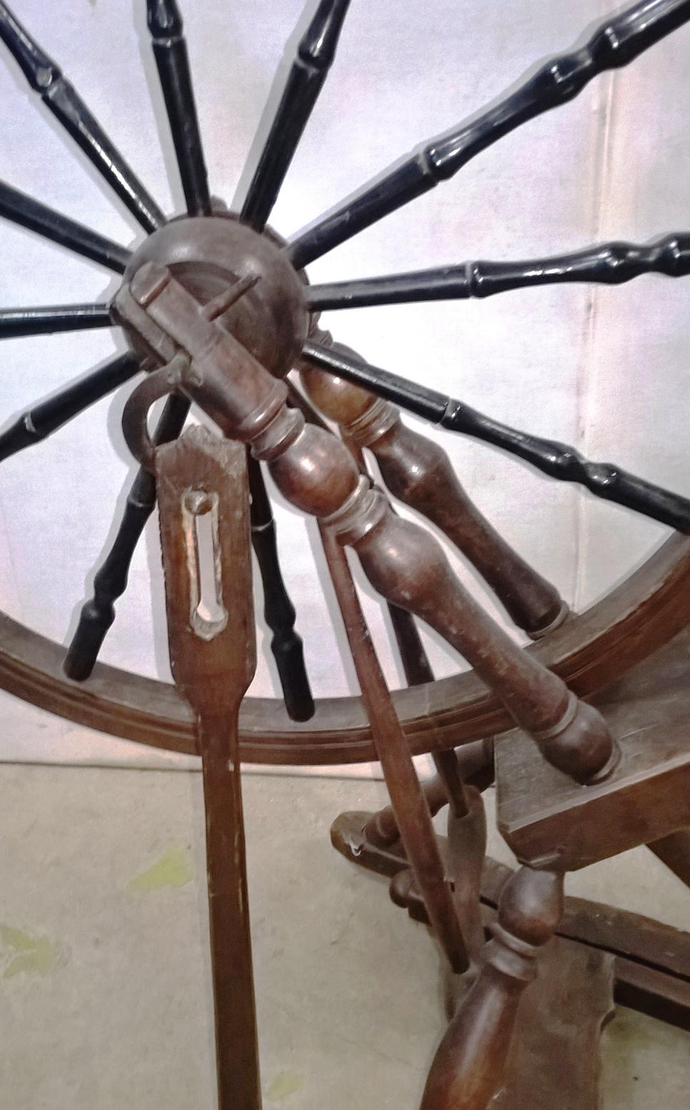 Early Victorian Early 19th Century Fruitwood Spinning Wheel For Sale