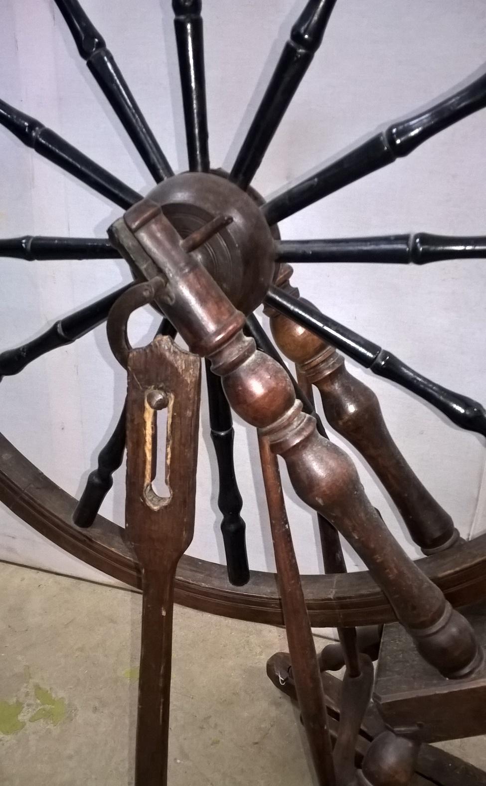Turned Early 19th Century Fruitwood Spinning Wheel For Sale