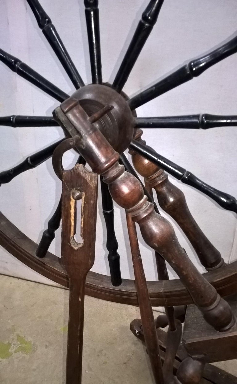 Early 19th Century Fruitwood Spinning Wheel For Sale at 1stDibs