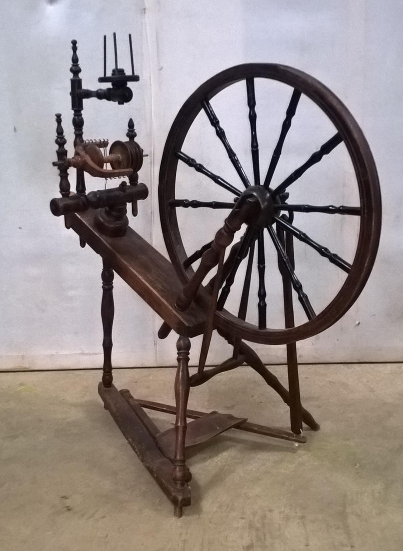 Early 19th Century Fruitwood Spinning Wheel In Good Condition For Sale In Hemel Hempstead, Hertfordshire