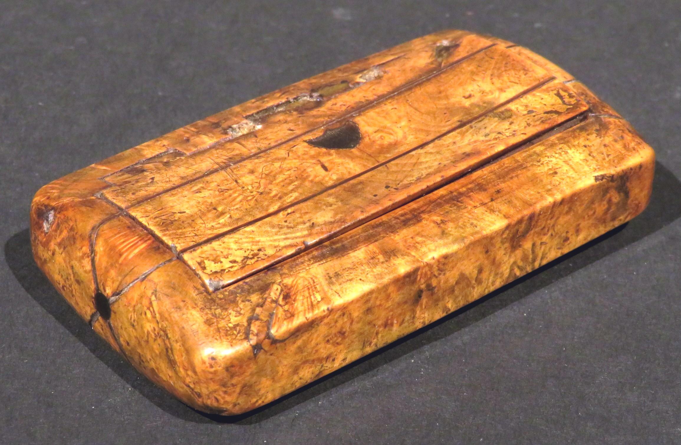 A very handsome early 19th century Georgian pocket snuff box, the richly figured burr birch case inlaid with ebony stringing and an ebony shield-shaped cartouche, the functioning lid opening on wooden hinges to a grained interior. The exterior