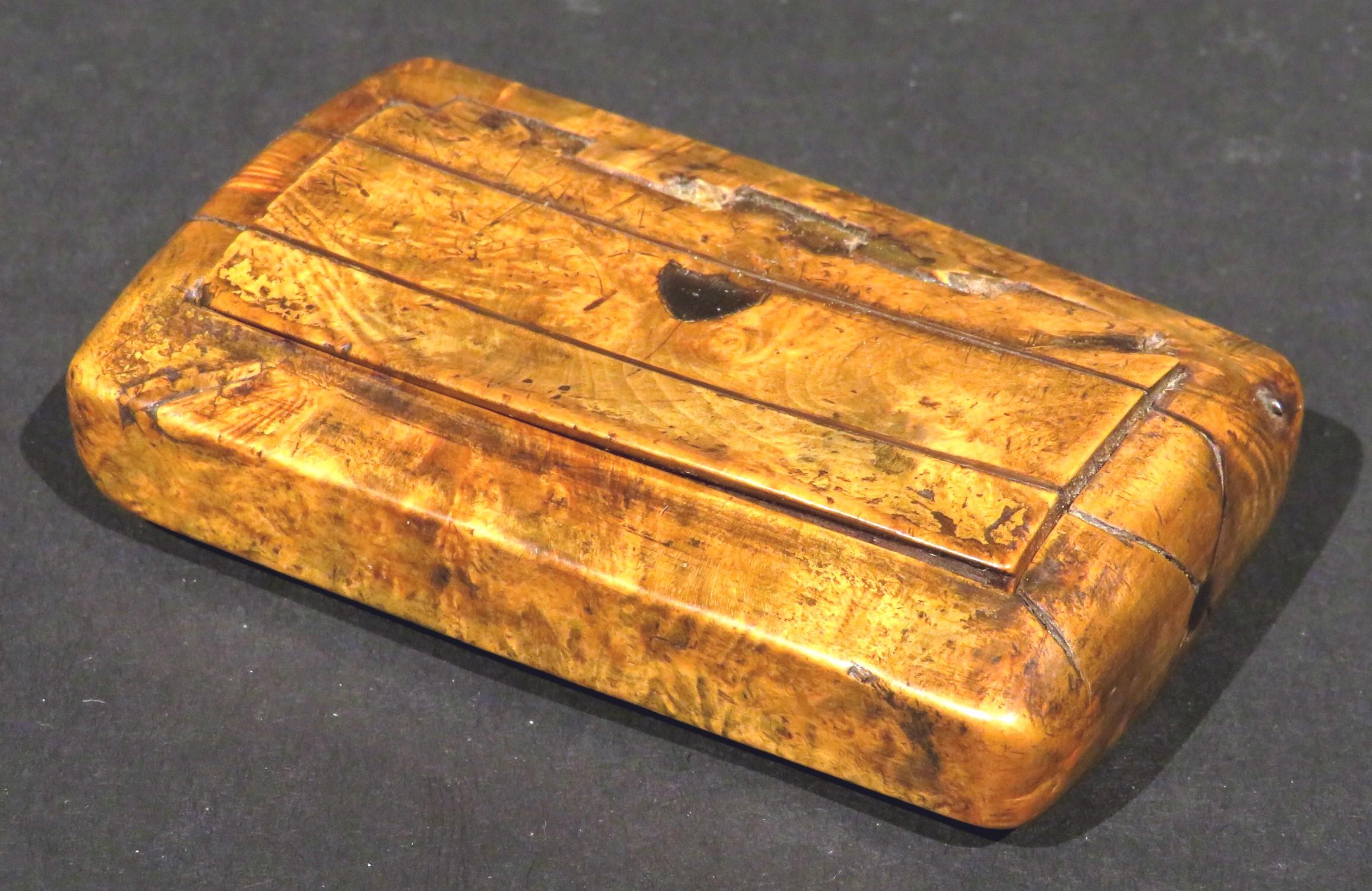 English Early 19th Century Georgian Burr Birch Pocket Snuff Box, England, circa 1820 For Sale