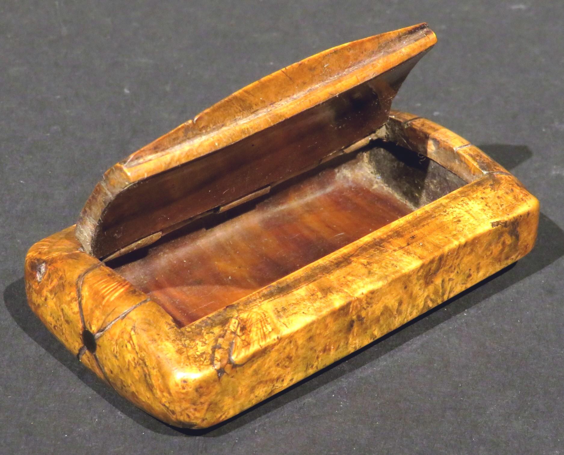 Early 19th Century Georgian Burr Birch Pocket Snuff Box, England, circa 1820 For Sale 1