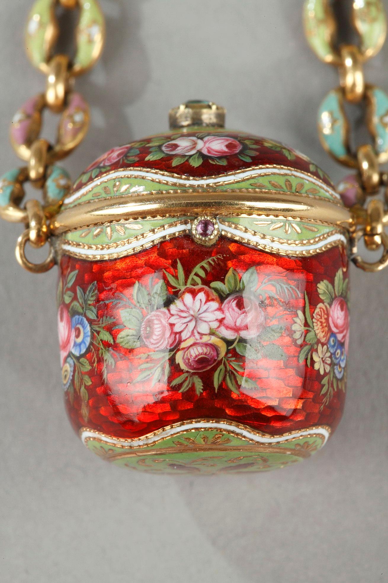 An early 19th century gold and enamel vinaigrette, chain and ring For Sale 3