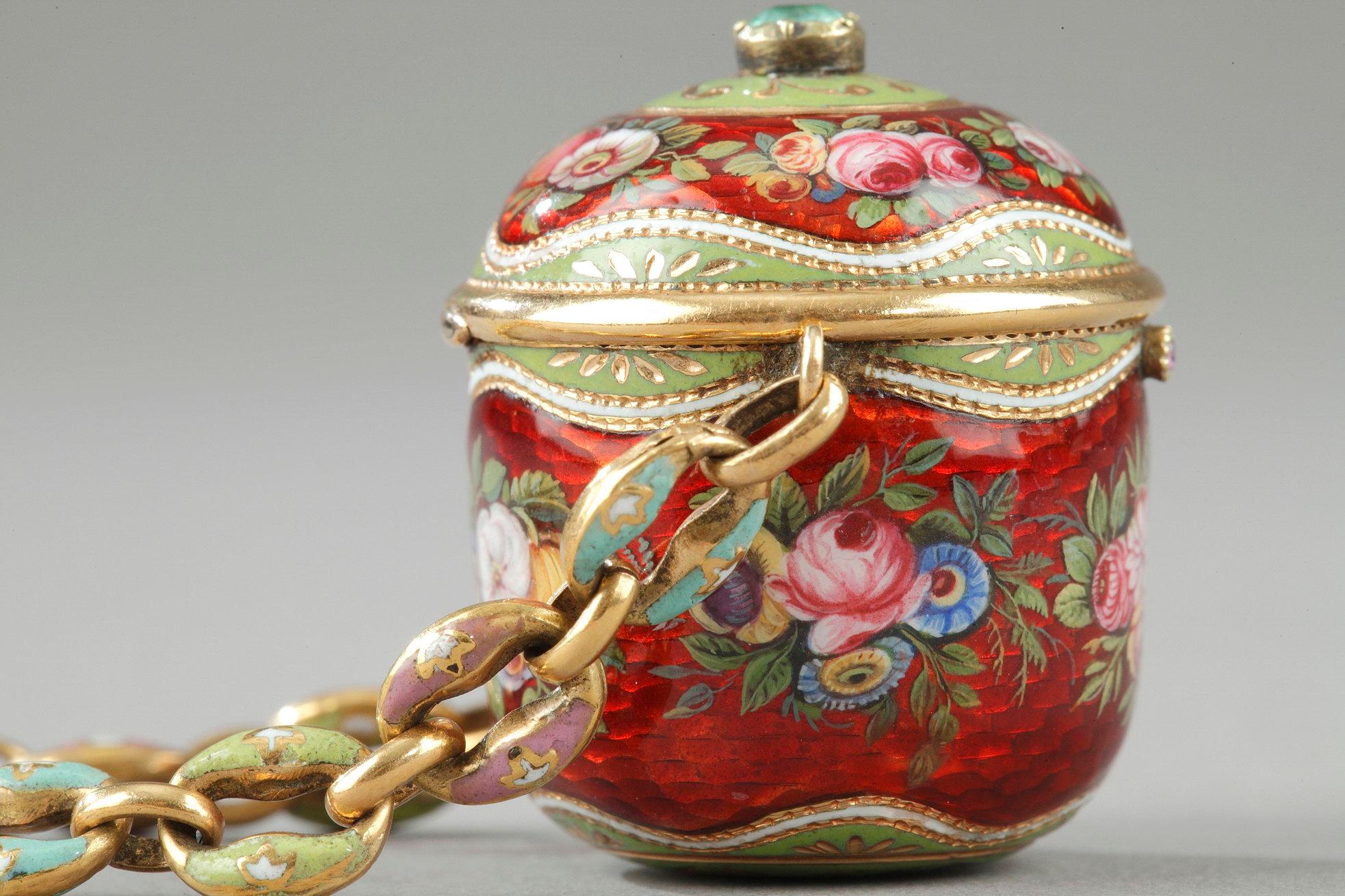 An early 19th century gold and enamel vinaigrette, chain and ring For Sale 8