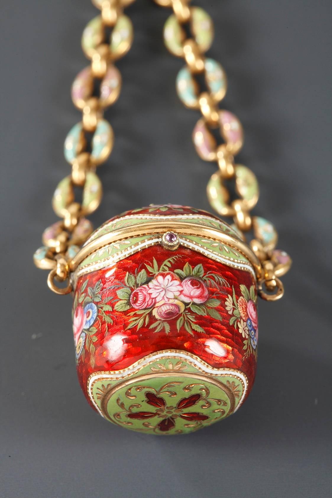 Romantic An early 19th century gold and enamel vinaigrette, chain and ring For Sale