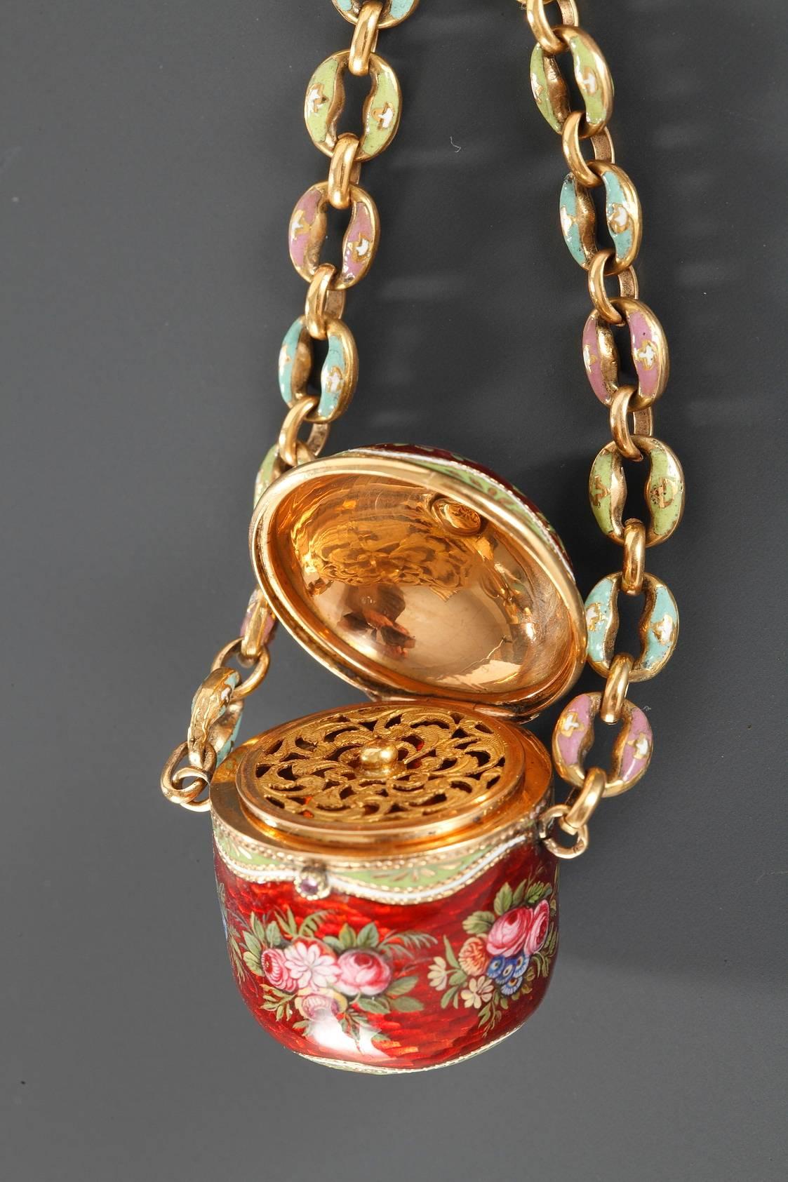 An early 19th century gold and enamel vinaigrette, chain and ring In Excellent Condition For Sale In Paris, FR