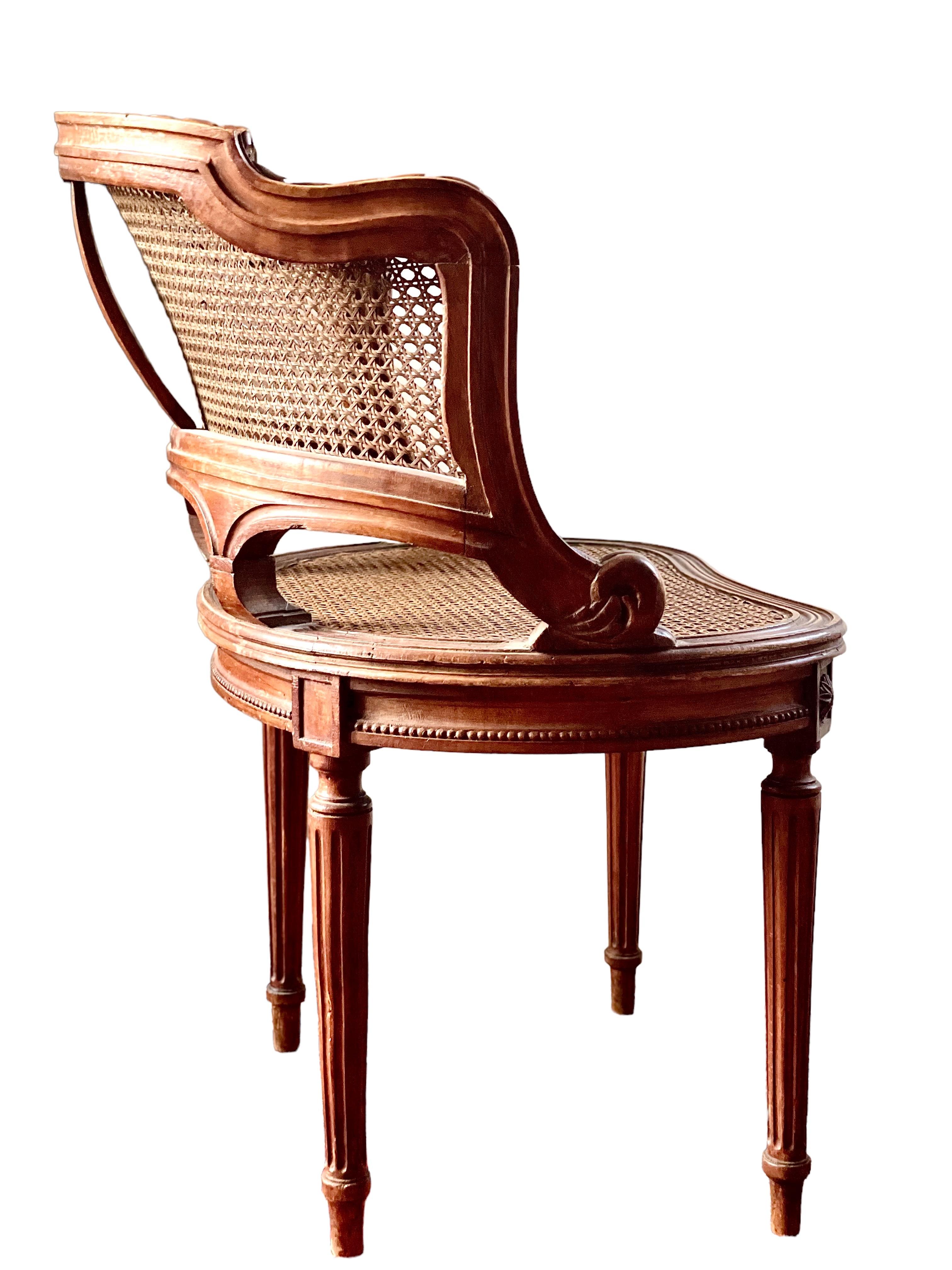 An interesting Louis XVI style desk chair in moulded and sculpted beech, with caned seat and back, dating from the beginning of the 19th century. Of particular note are the gondola backrest and kidney-shaped seat, which offer a high degree of