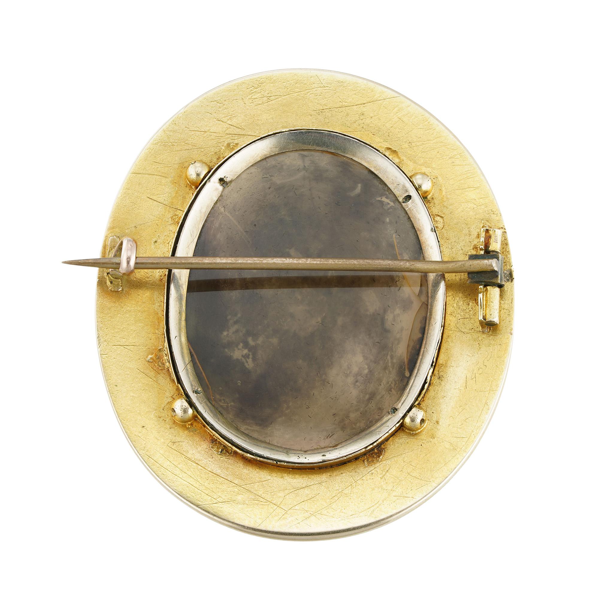 Broche con camafeo de piedra dura de un emperador de principios del siglo XIX Romano clásico en venta