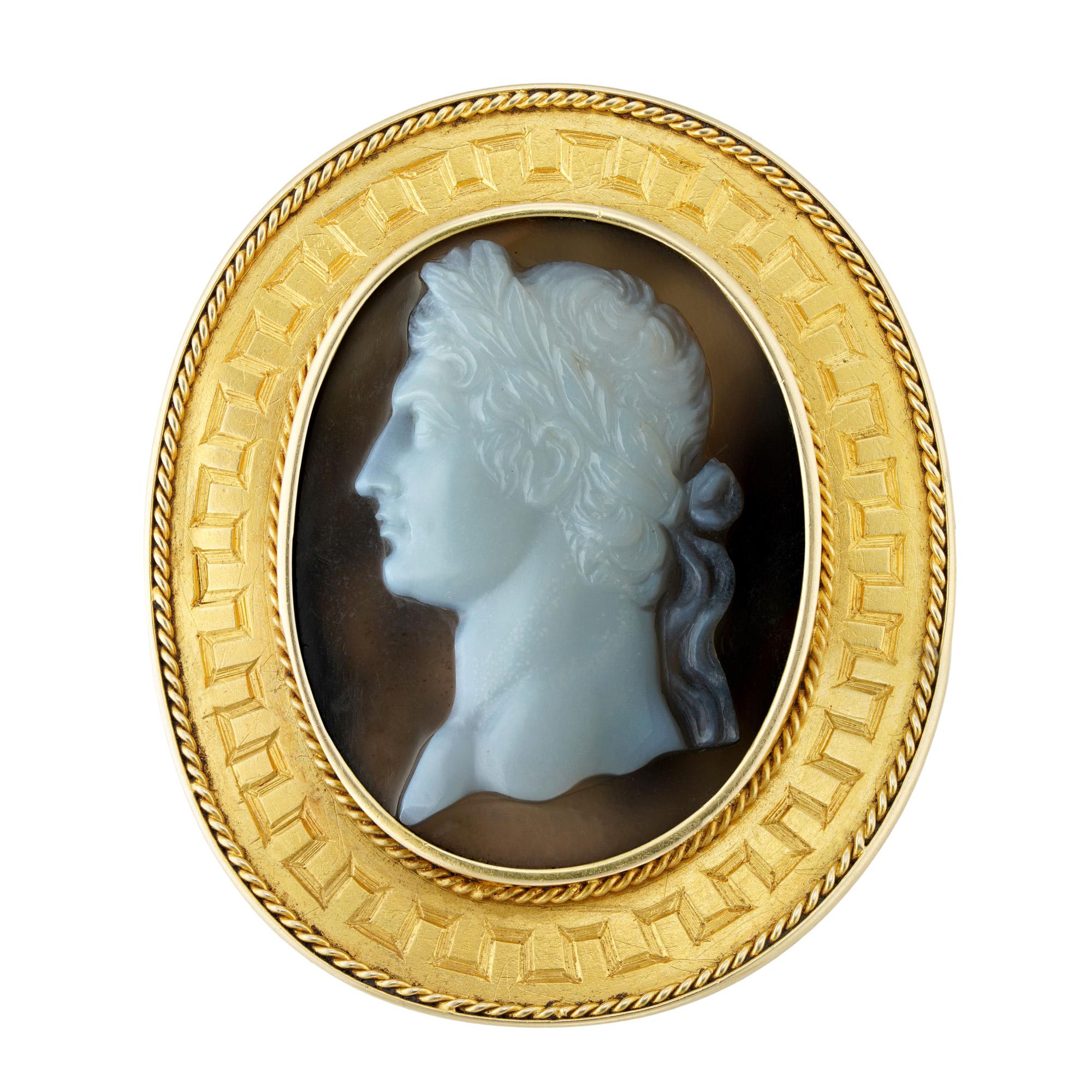 Broche con camafeo de piedra dura de un emperador de principios del siglo XIX Cabujón en venta