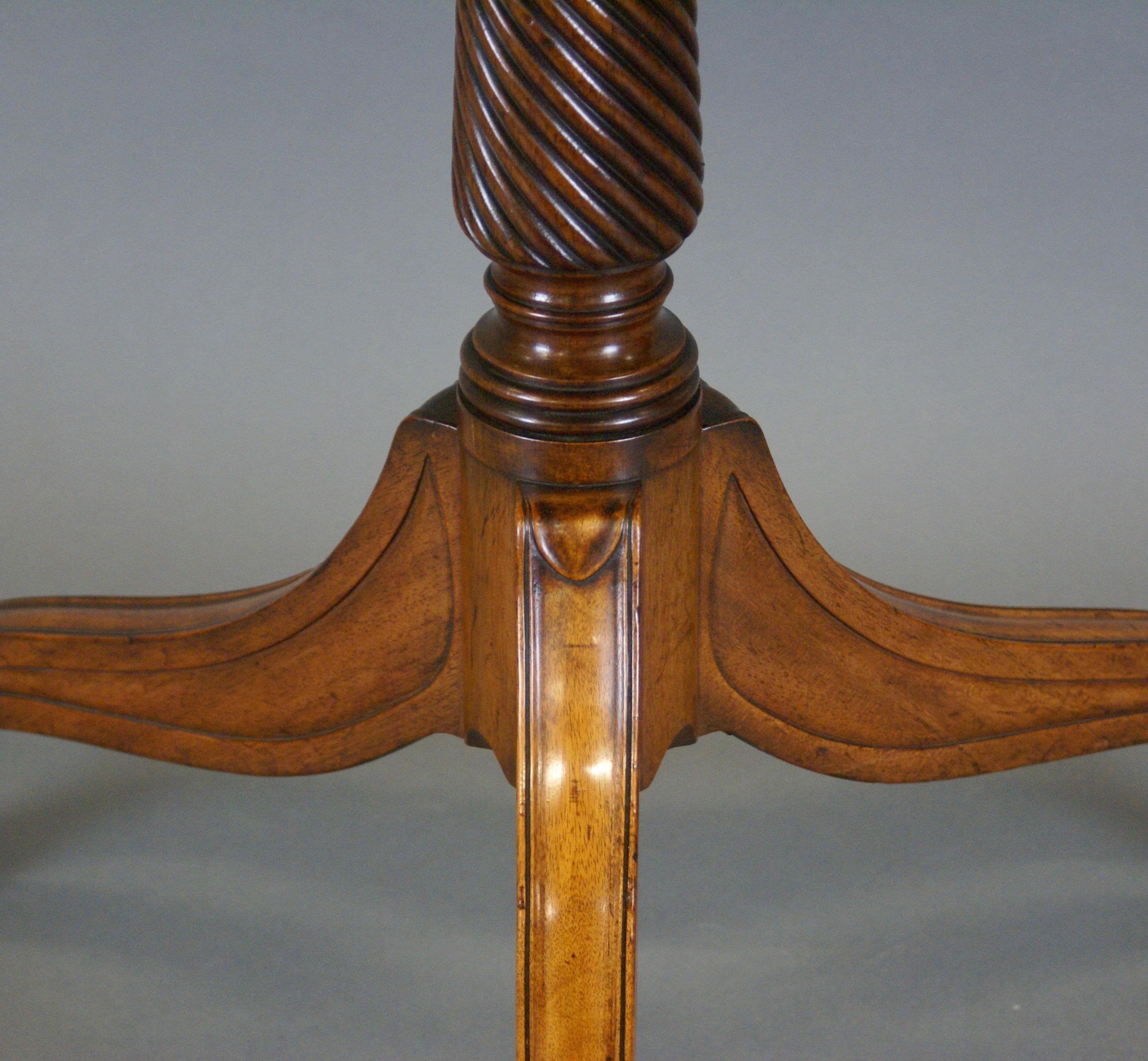 Early 19th Century Mahogany Tripod Table of Lozenge Form For Sale 2