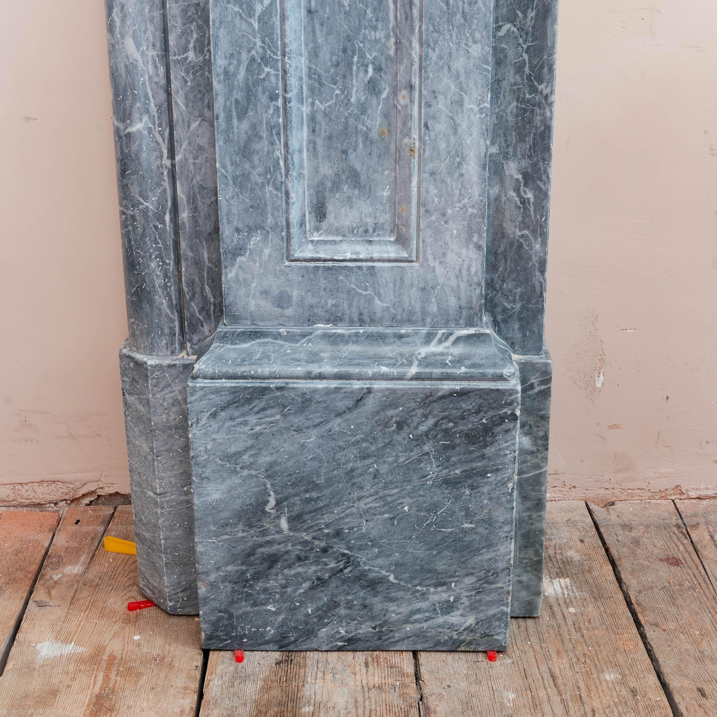 An Early 19th Century Neo-Grecian Bardiglio Marble Fireplace For Sale 7