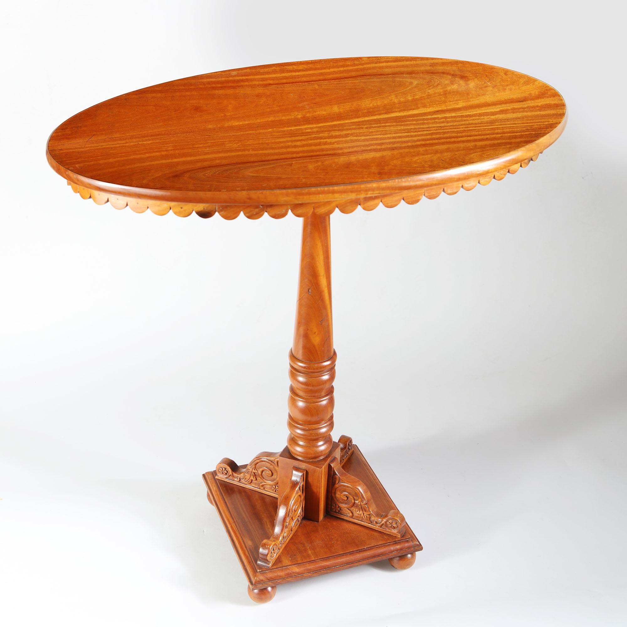 Ein ovaler singhalesischer Satinholztisch aus dem frühen 19. (Sri-lankisch) im Angebot