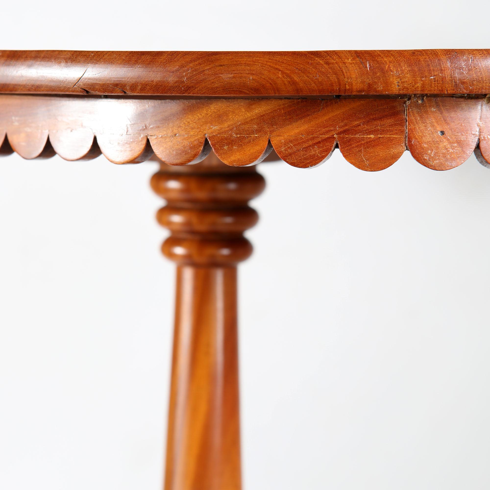 Ein ovaler singhalesischer Satinholztisch aus dem frühen 19. (Seidenholz) im Angebot