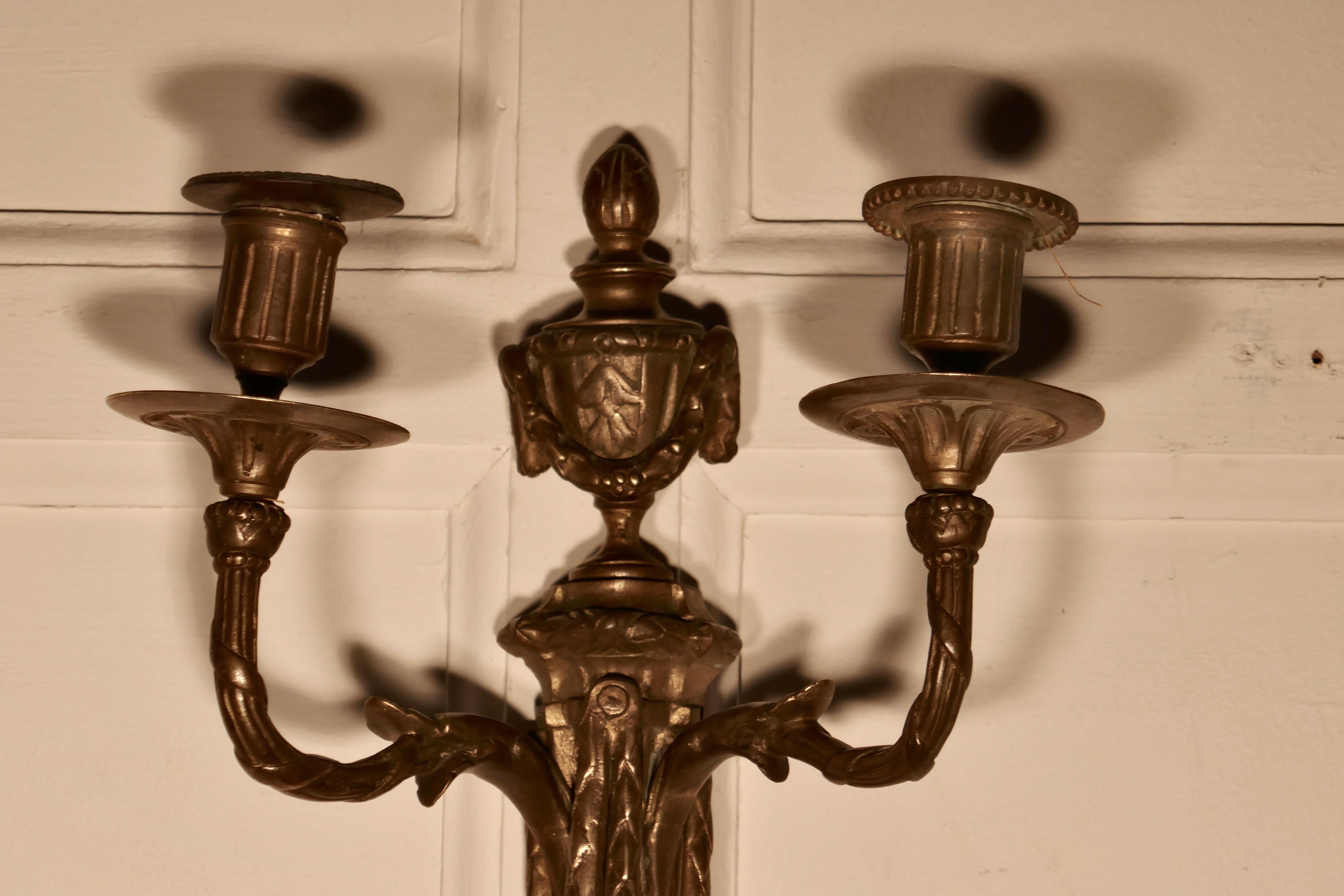 Early 19th Century Pair of French Brass Twin Wall Sconces For Sale 1