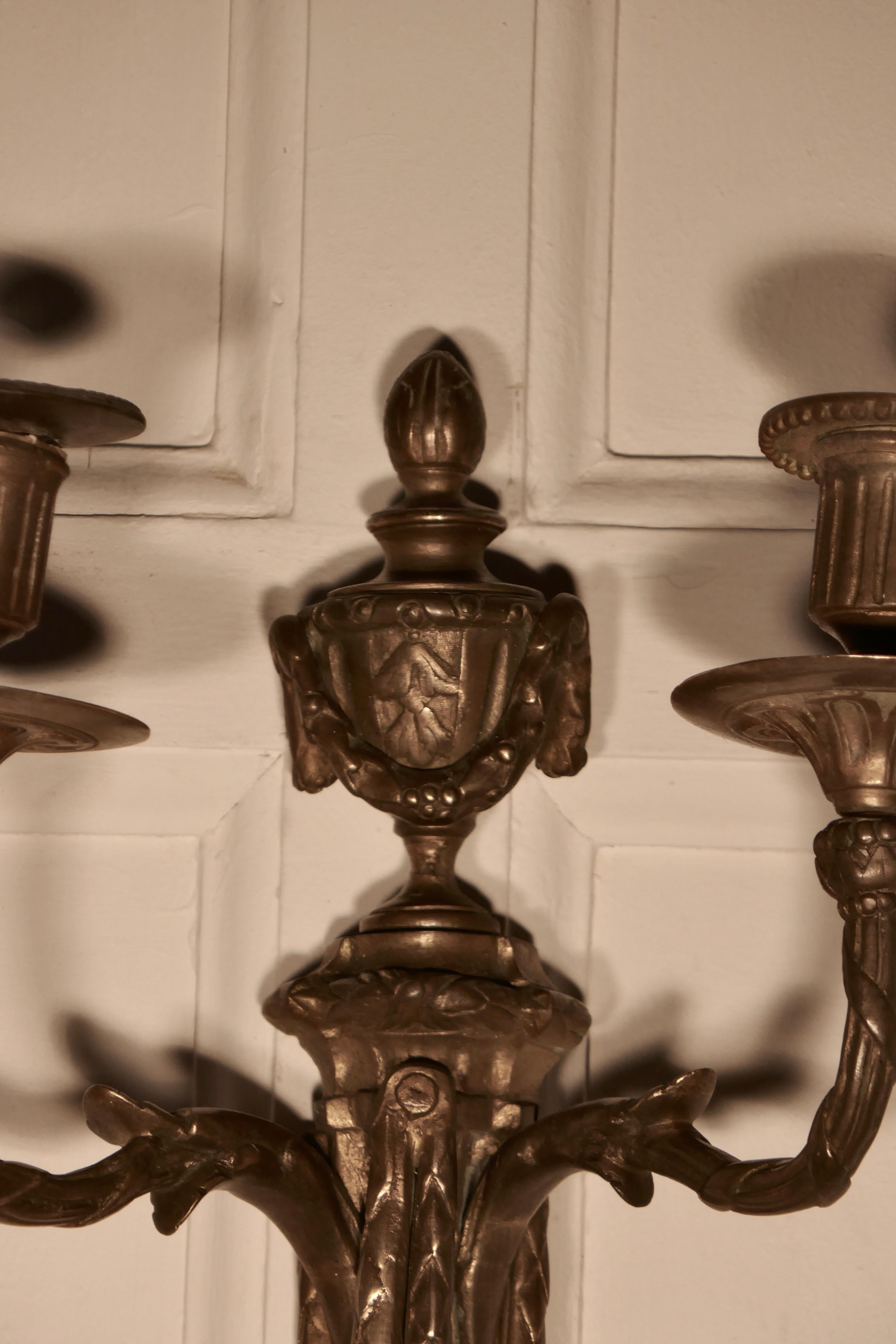 Early 19th Century Pair of French Brass Twin Wall Sconces For Sale 2