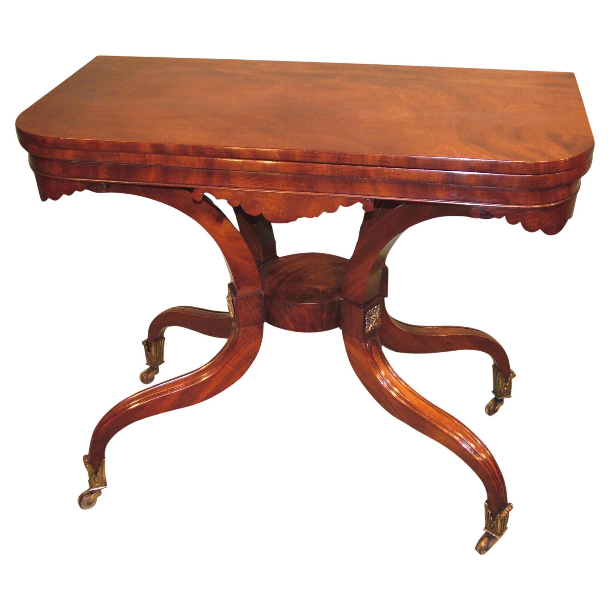 Table à thé de style Régence en acajou du début du XIXe siècle