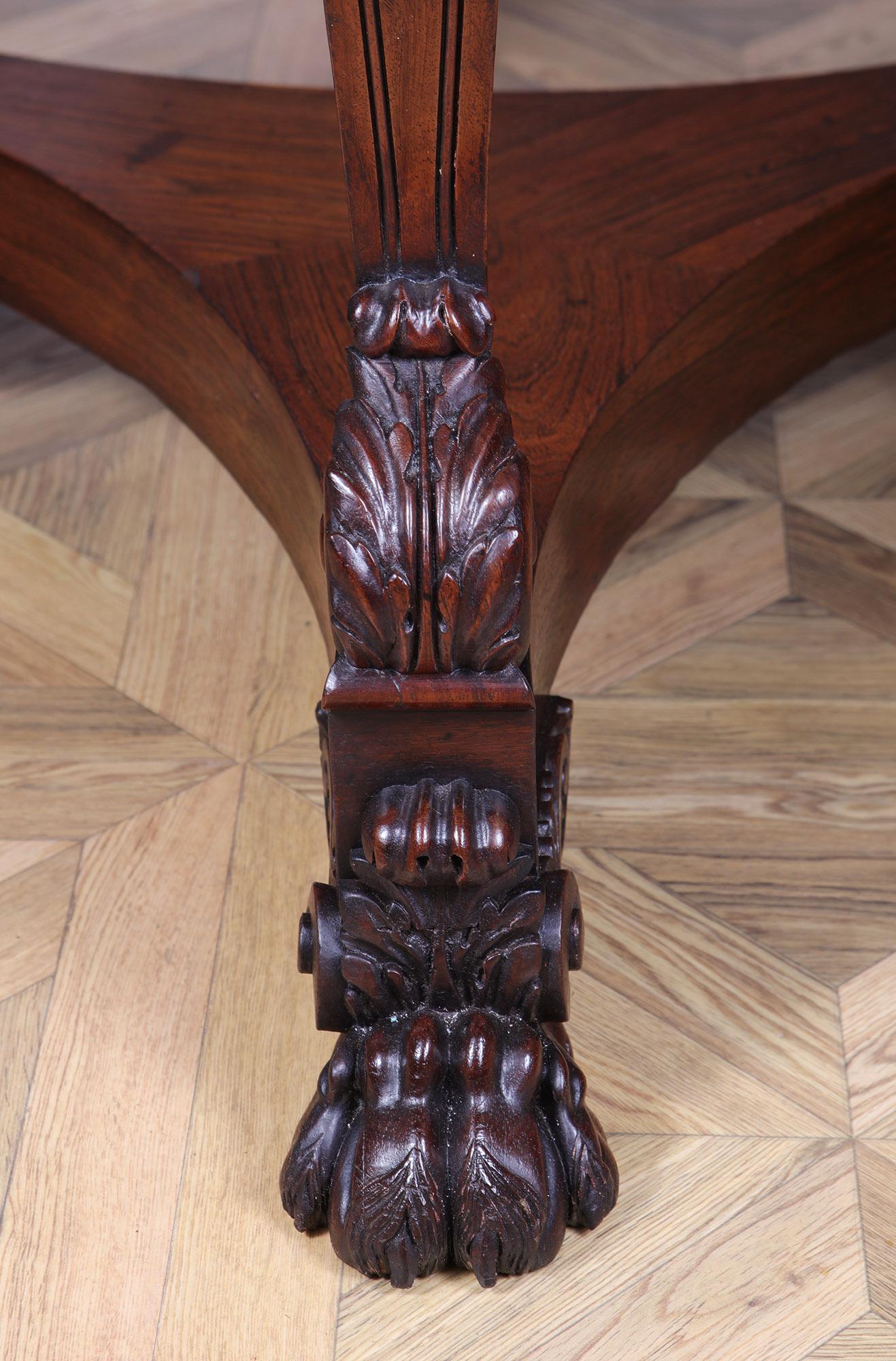 Sculpté Table à tambour en bois de rose de style Régence du début du 19e siècle  en vente