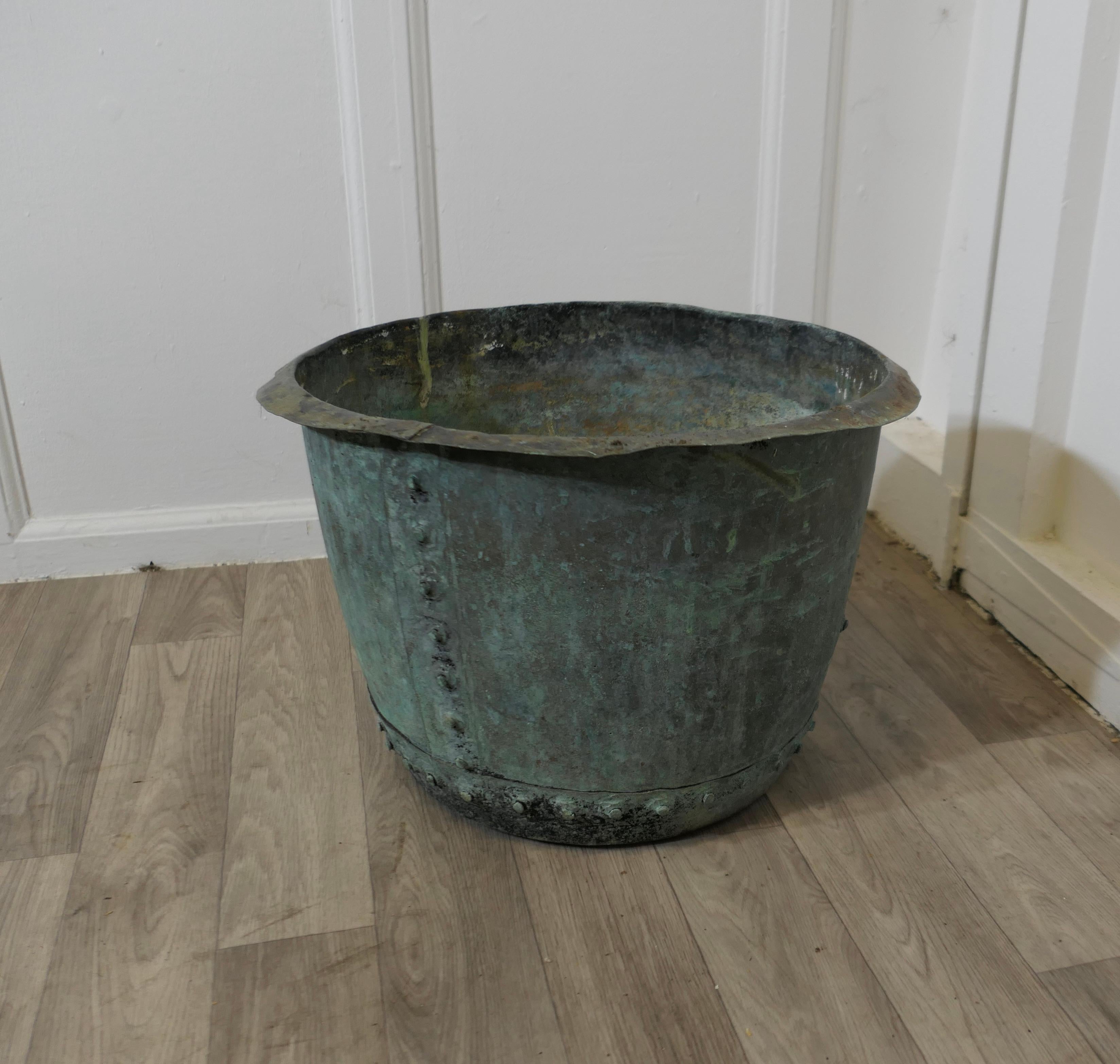 Chaudron en cuivre antique riveté du début du 19e siècle

Cuivre antique riveté du début du 19ème siècle, une pièce robuste avec de très beaux rivets, utilisée autrefois pour chauffer l'eau et qui ferait un excellent bac à bûches ou une
