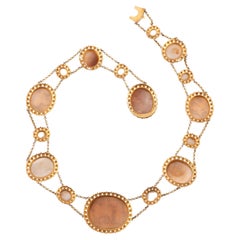 Un collar de oro con camafeo de concha de principios del siglo XIX