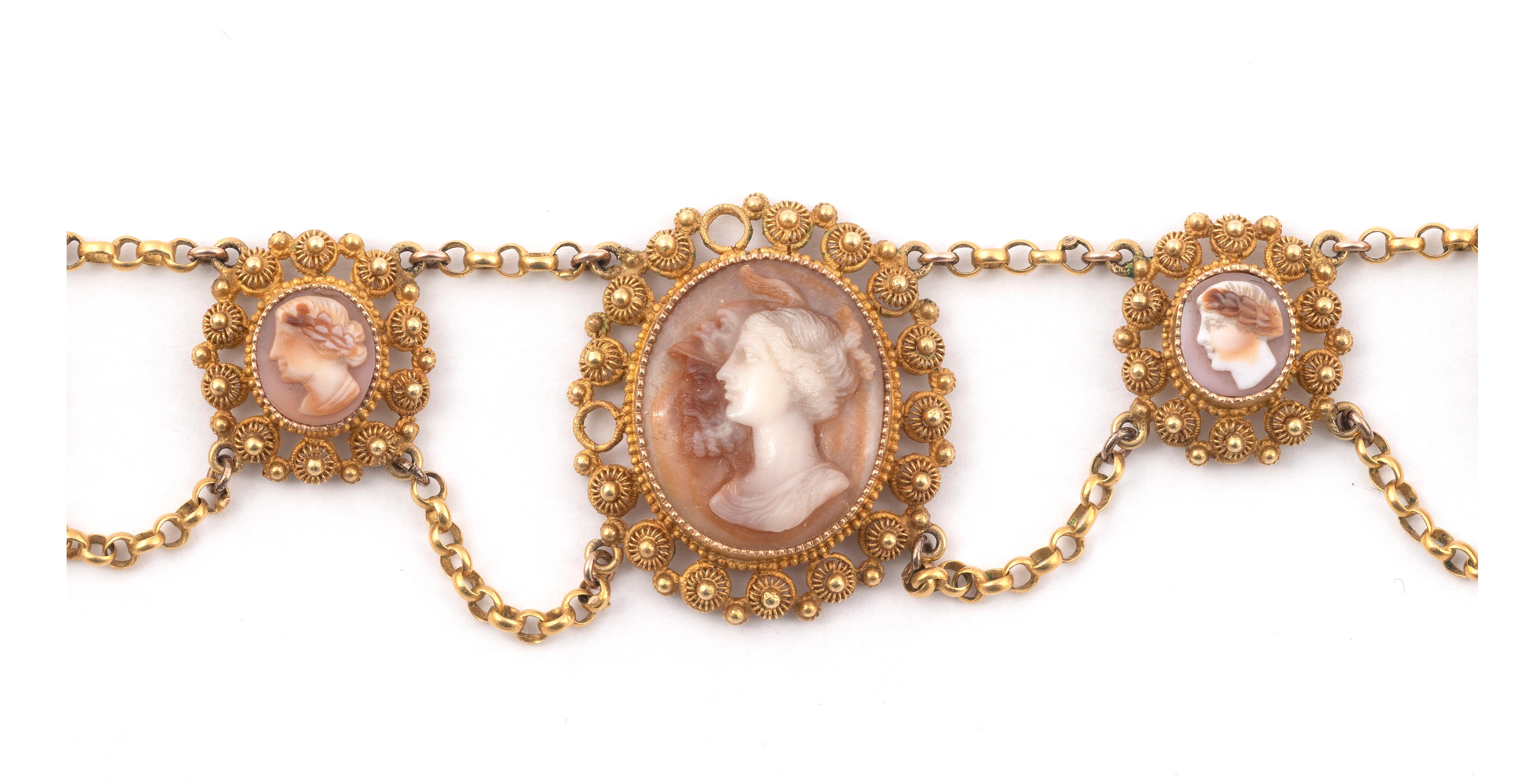 Neoclassical An Early 19th Century Shell Cameo Gold Necklace For Sale
