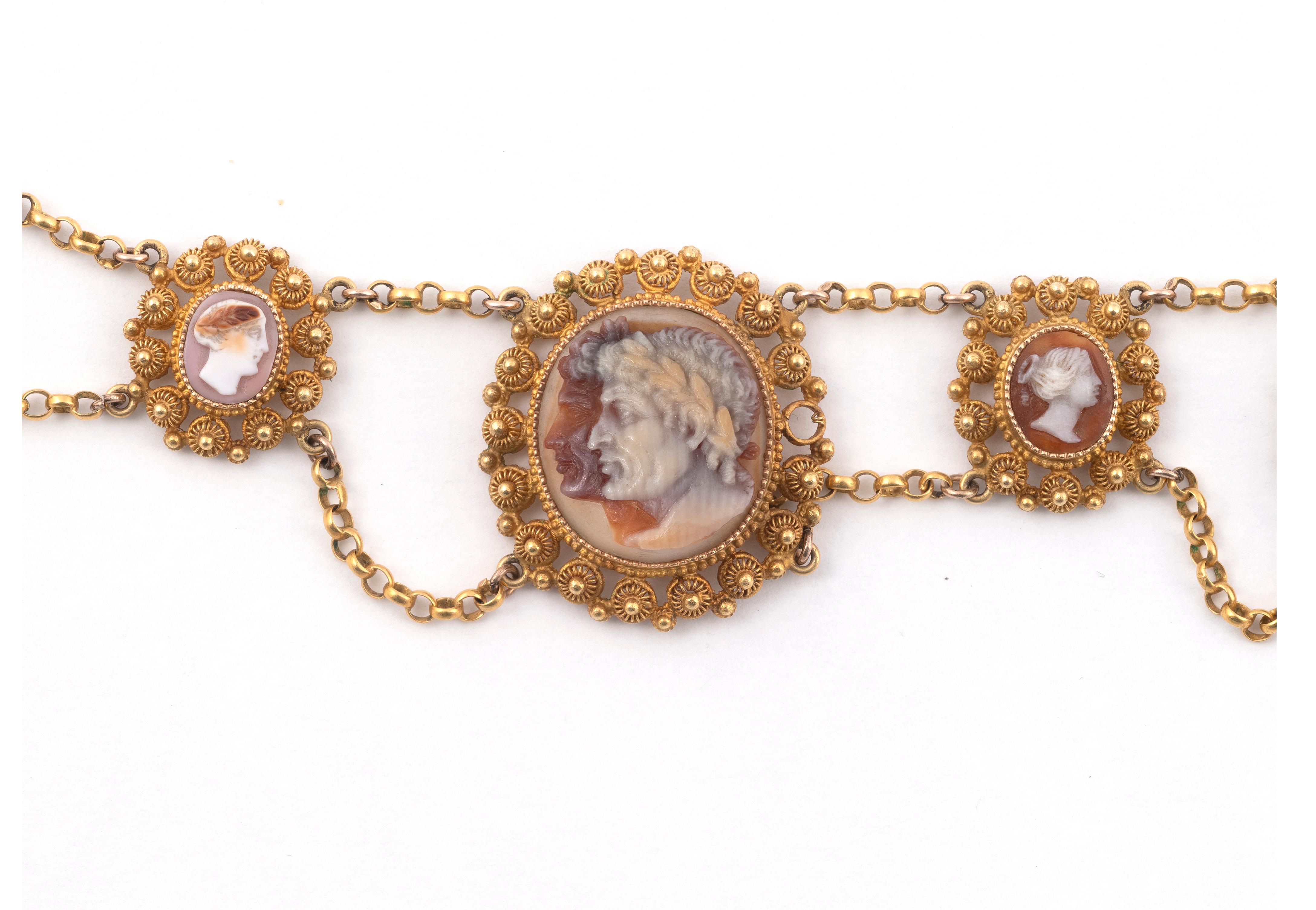 An Early 19th Century Shell Cameo Gold Necklace In Excellent Condition For Sale In Firenze, IT