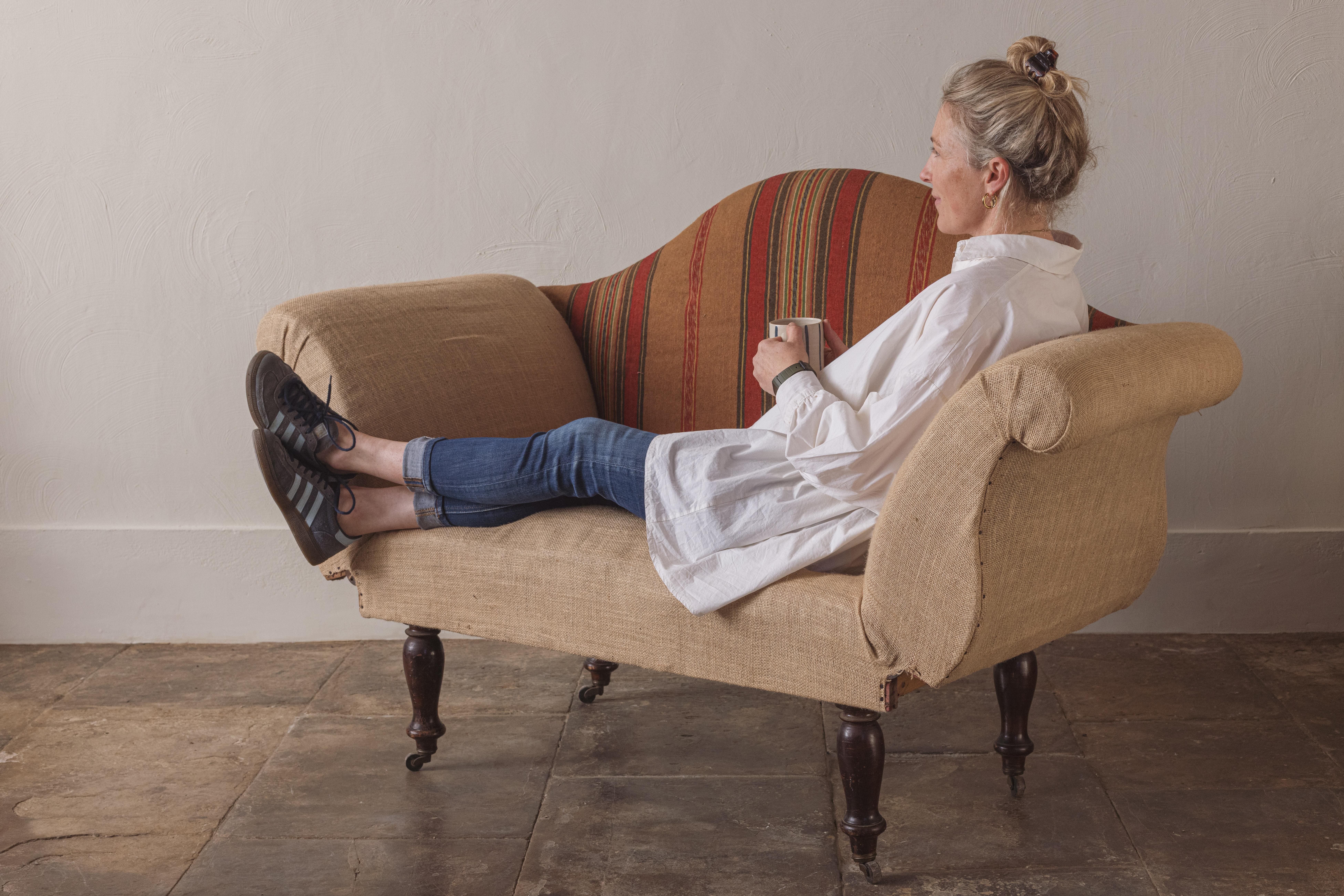 Un meraviglioso esempio di divano dell'inizio del XIX secolo, spesso definito chaise con bracci a voluta. I bracci alti e arcuati e lo schienale a dorso di cammello sono tipici del design Regency o Early Victorian, dal 1820 al 1840. Poggia su gambe