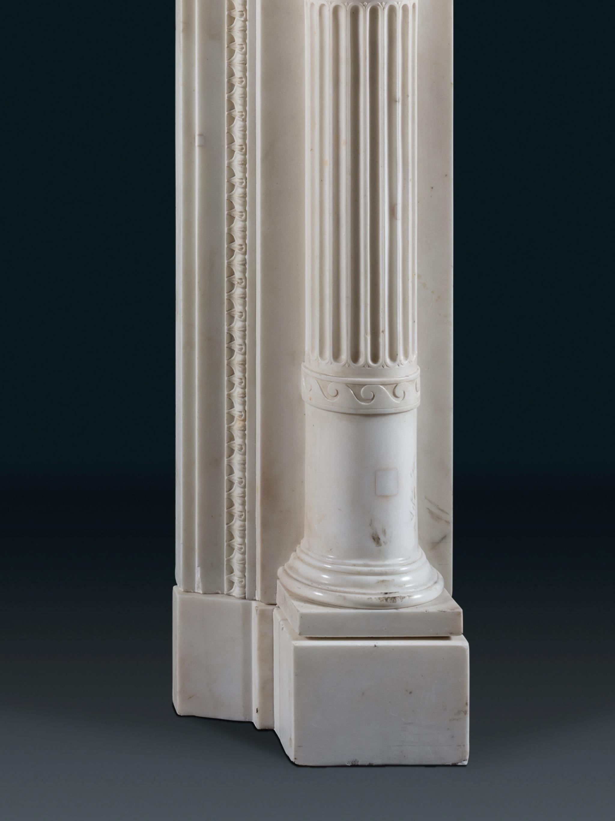 An Early 19th Century Statuary Marble Irish Chimneypiece, by the Darley Brothers In Good Condition In London, GB