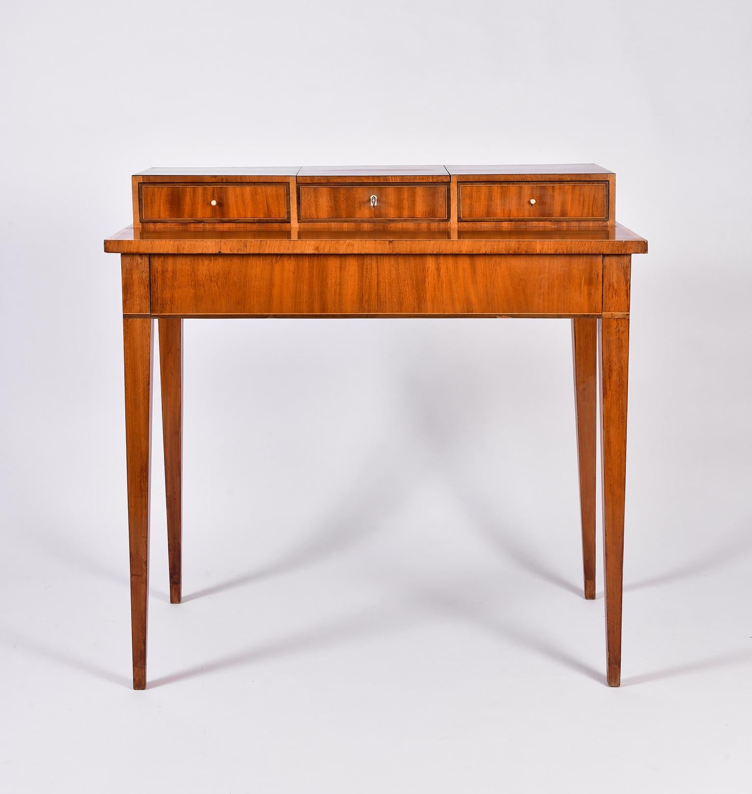 An early 19th century mahogany dressing table, the top with a long drawers above four tapered legs, topped with three drawers with bone handles, the middle dummy drawer revealing an unfolding mirror.
Sweden, circa 1830.
