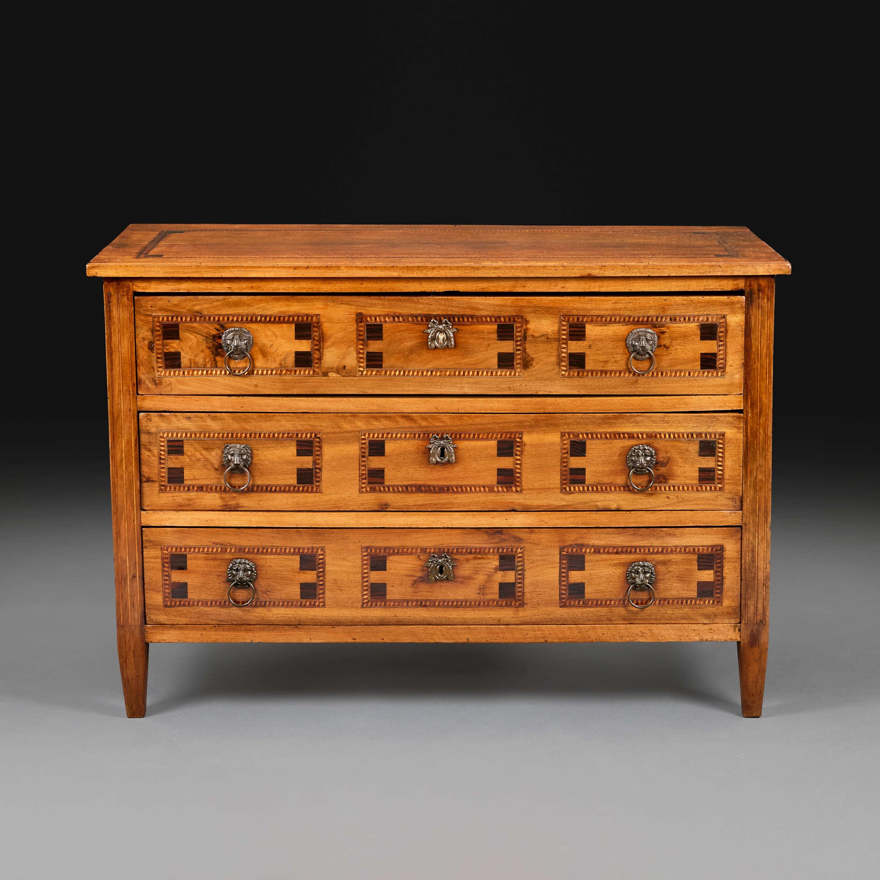 Francia, 1820 circa

Commodo francese dei primi dell'Ottocento, in legno di noce e castagno, con intarsi a scacchiera nei cassetti e maniglie originali a maschera di leone.

Altezza   88.00cm

Larghezza   130.00cm

Profondità    60,50 cm.