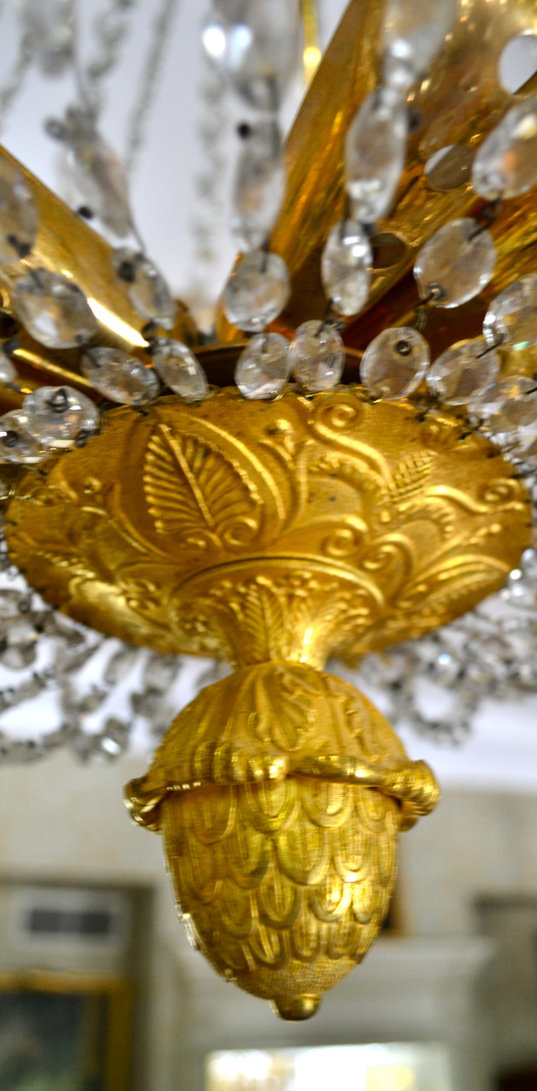 Französischer Empire-Kronleuchter aus vergoldeter Bronze und Kristall aus dem frühen 19. Jahrhundert im Angebot 10
