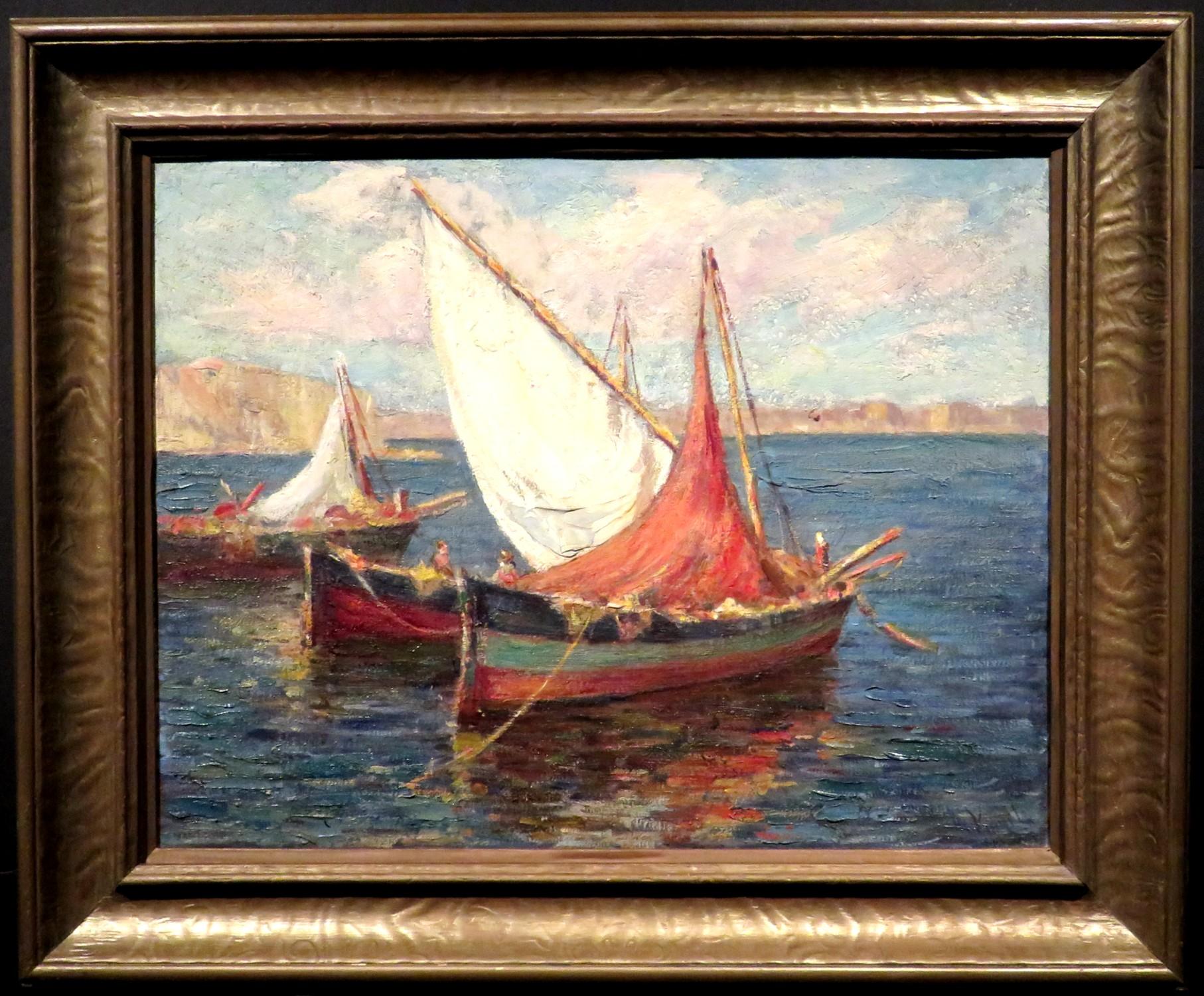 Eine charmante impressionistische Küstenansicht aus dem frühen 20. Jahrhundert mit Fischerbooten vor der Mittelmeerküste. 
Öl auf Leinwand, rechts unten undeutlich signiert. 
Das Bild befindet sich in einem Rahmen aus patiniertem Holz und Gesso, der