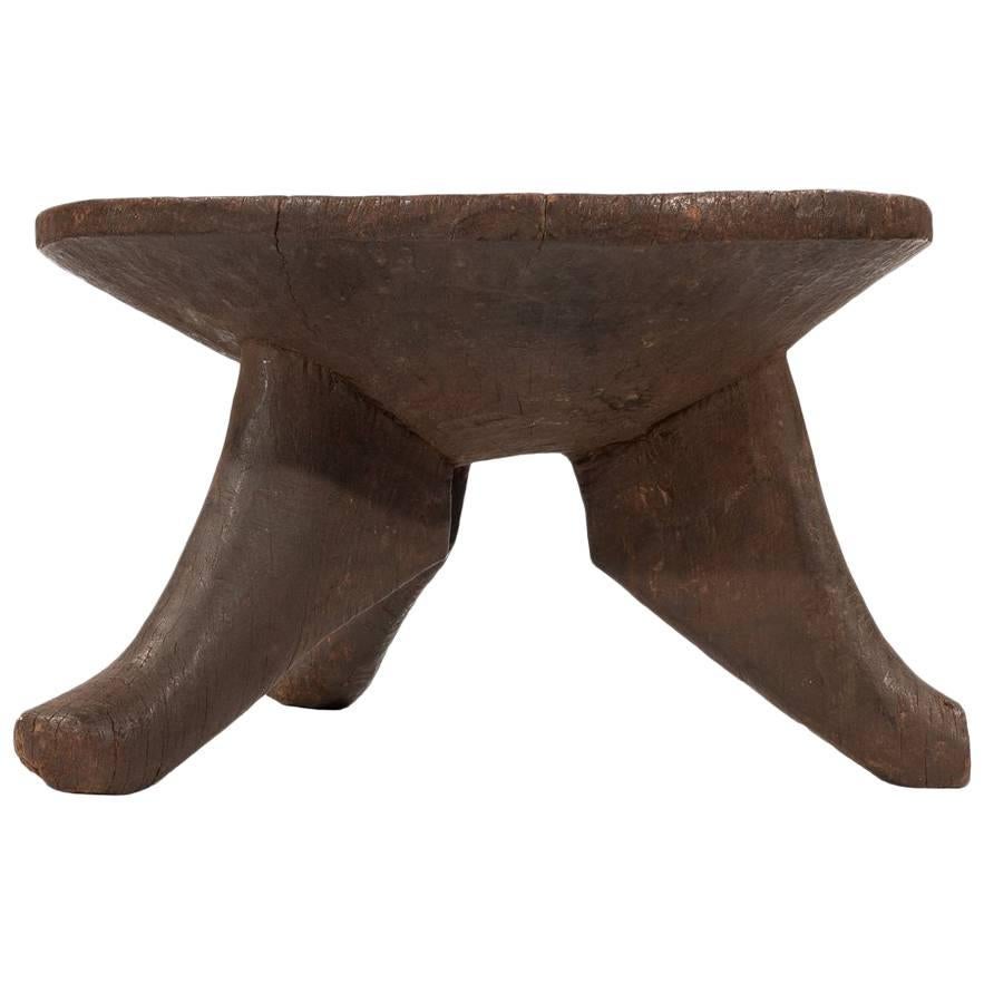 Un tabouret en bois africain du début du XXe siècle