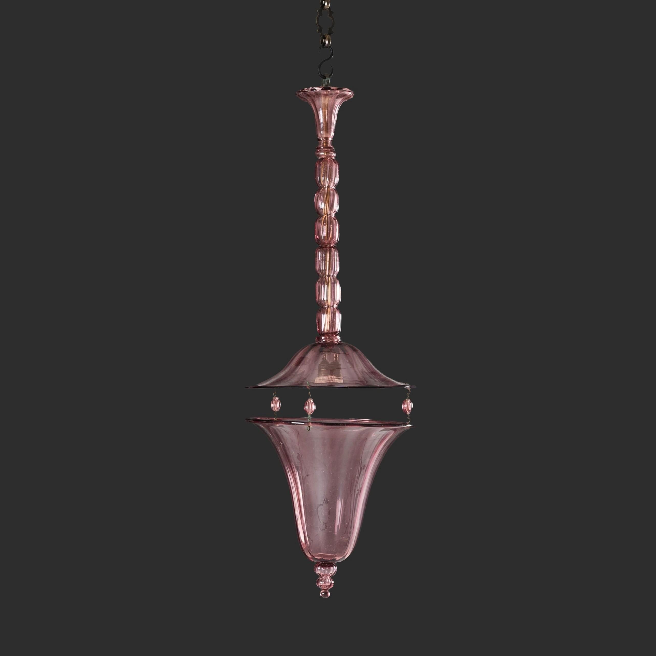 Italie, vers 1930.

Lanterne suspendue du début du XXe siècle en verre de Murano améthyste, la tige segmentée soutenant une lanterne en forme de cloche avec un abat-jour en forme de baldaquin.

Hauteur 85.00 centimètres.
Diamètre 29.00