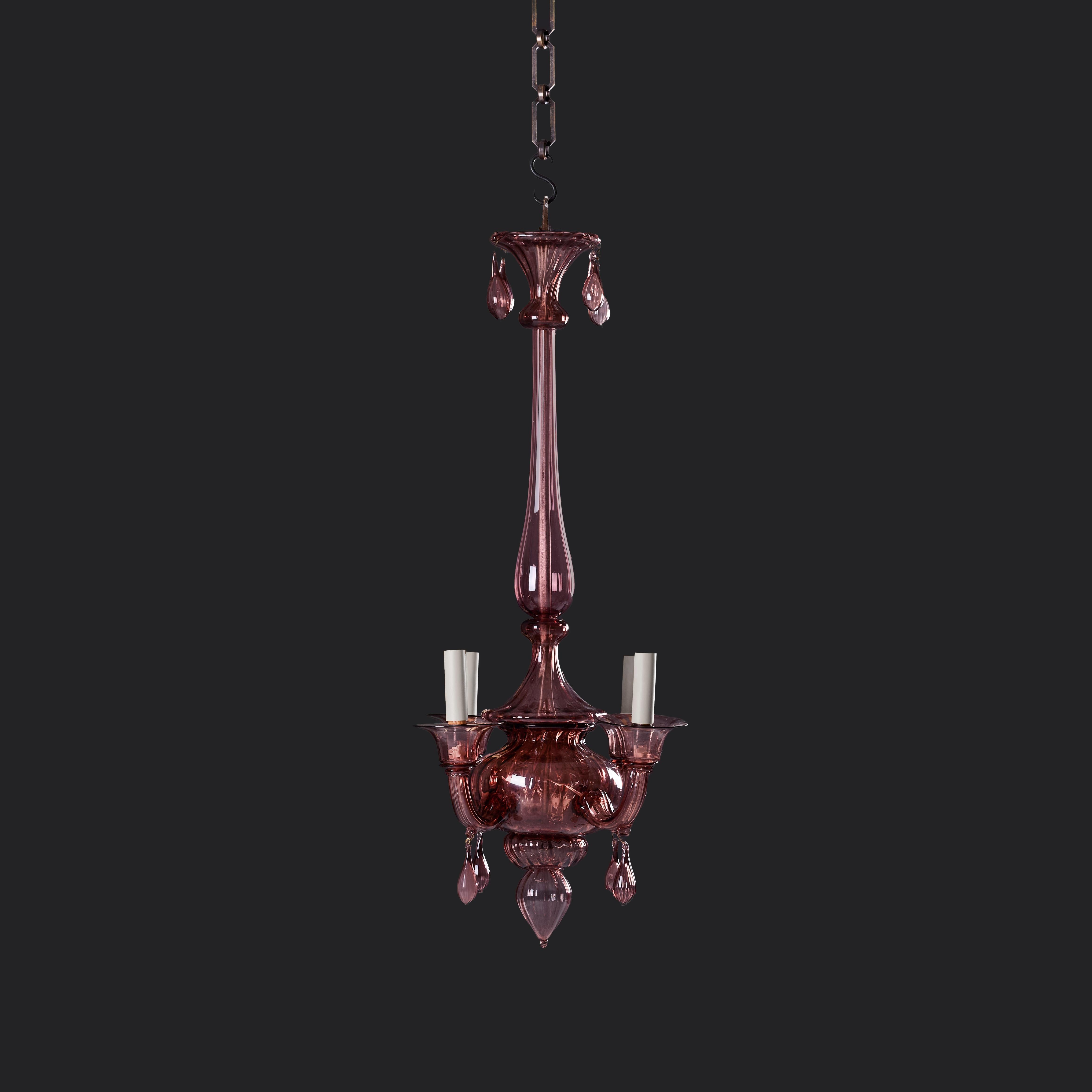 Italia, hacia 1940

Araña de cristal de Murano de color púrpura amatista de principios del siglo XX, de pequeñas dimensiones, con cuatro brazos de vela y gotas en los brazos y el dosel.

Altura 88,00 cm

Diámetro 40,00 cm

Tenga en